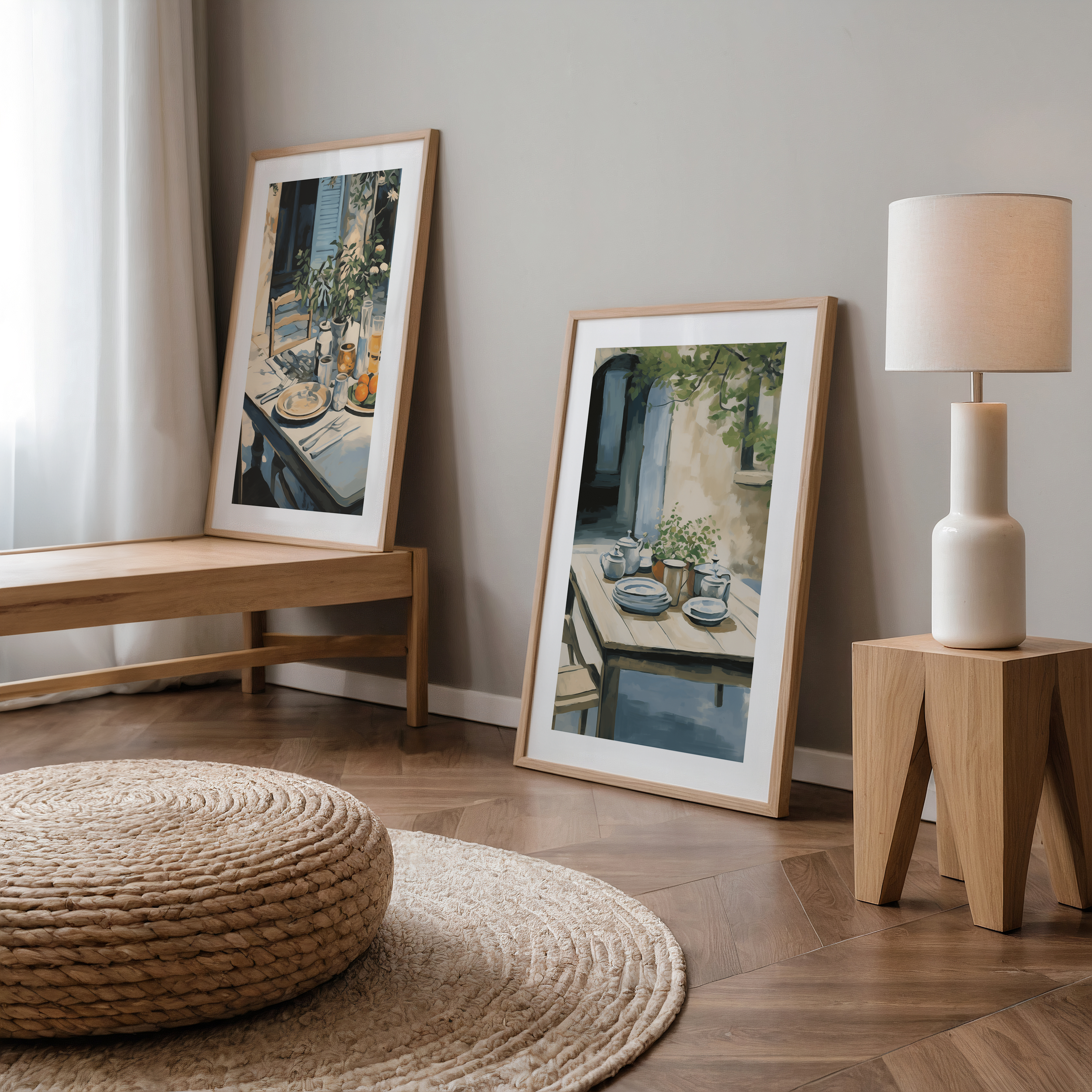 Poster van een mediterraan terras met gedekte tafel in beige en blauwe tinten, zomerse sfeerillustratie met fruit en servies.