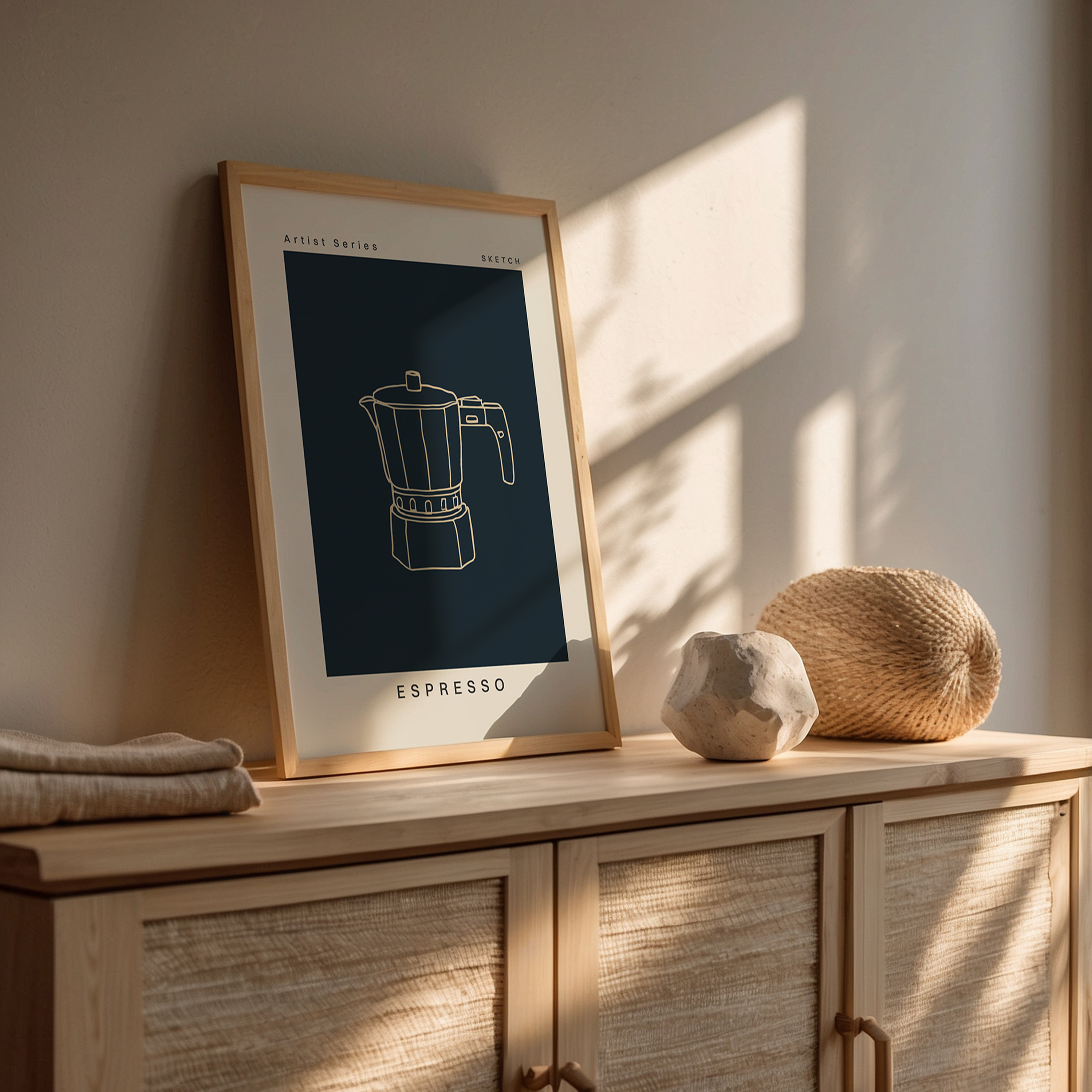 Grafische poster met espressopot in donkerblauw en beige kleuren, minimalistische keukenwanddecoratie voor koffie- en designliefhebbers.