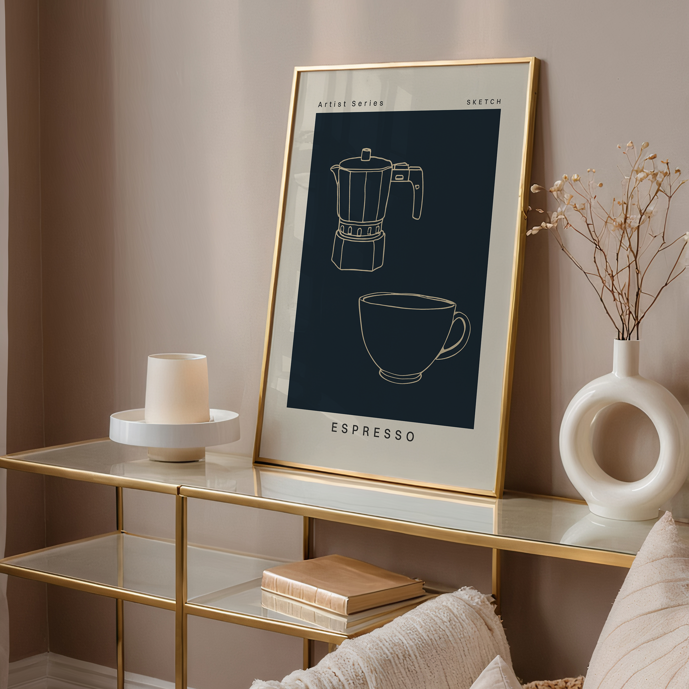 Grafische poster met espressopot en koffiekopje in donkerblauw en beige, moderne keukenwanddecoratie voor koffieliefhebbers.