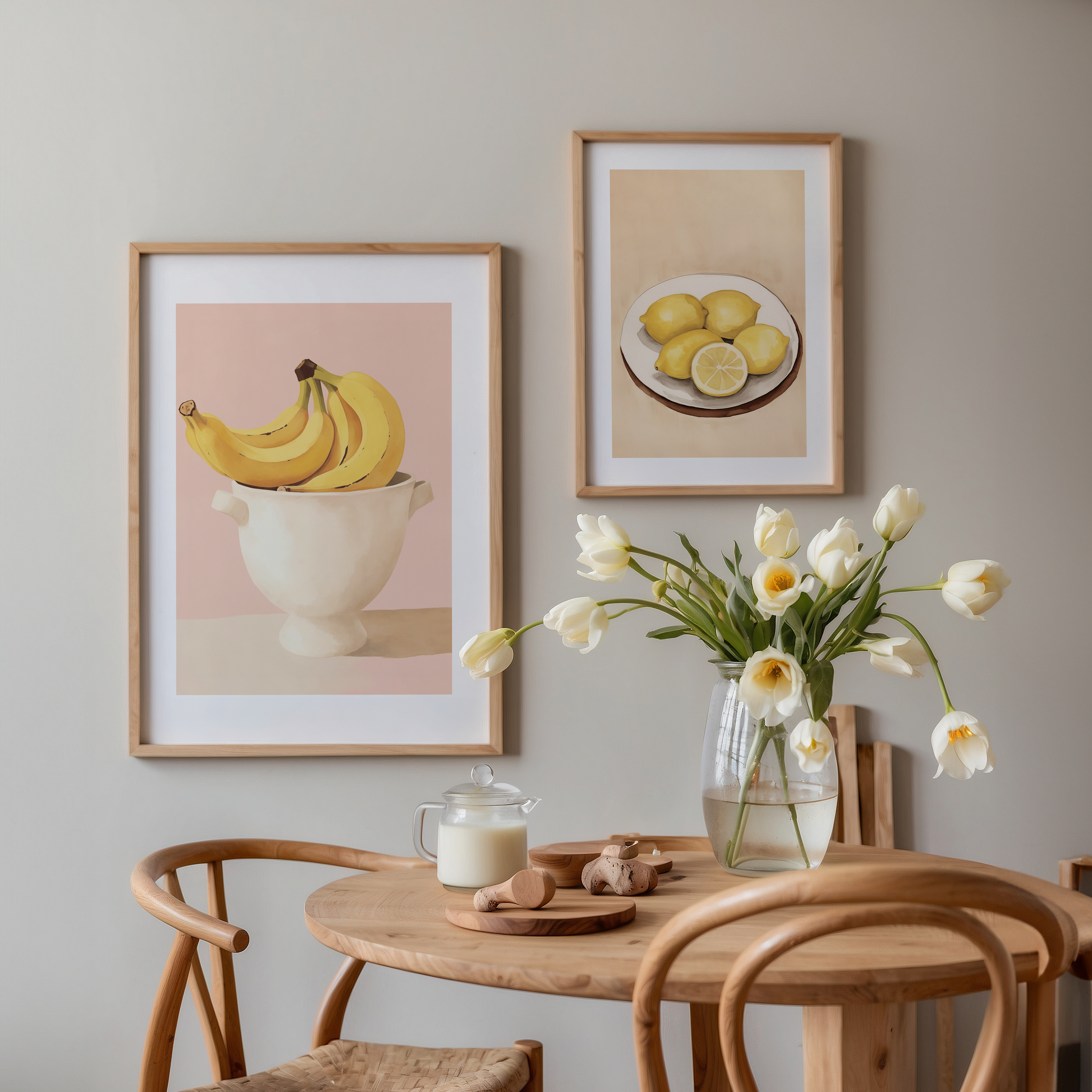 Beige illustratie van een bord met citroenen in zachte geel-witte tinten, Beige en roze illustratie van een schaal met bananen in zachte kleuren, minimalistische keukenposter met fruit met moderne uitstraling.