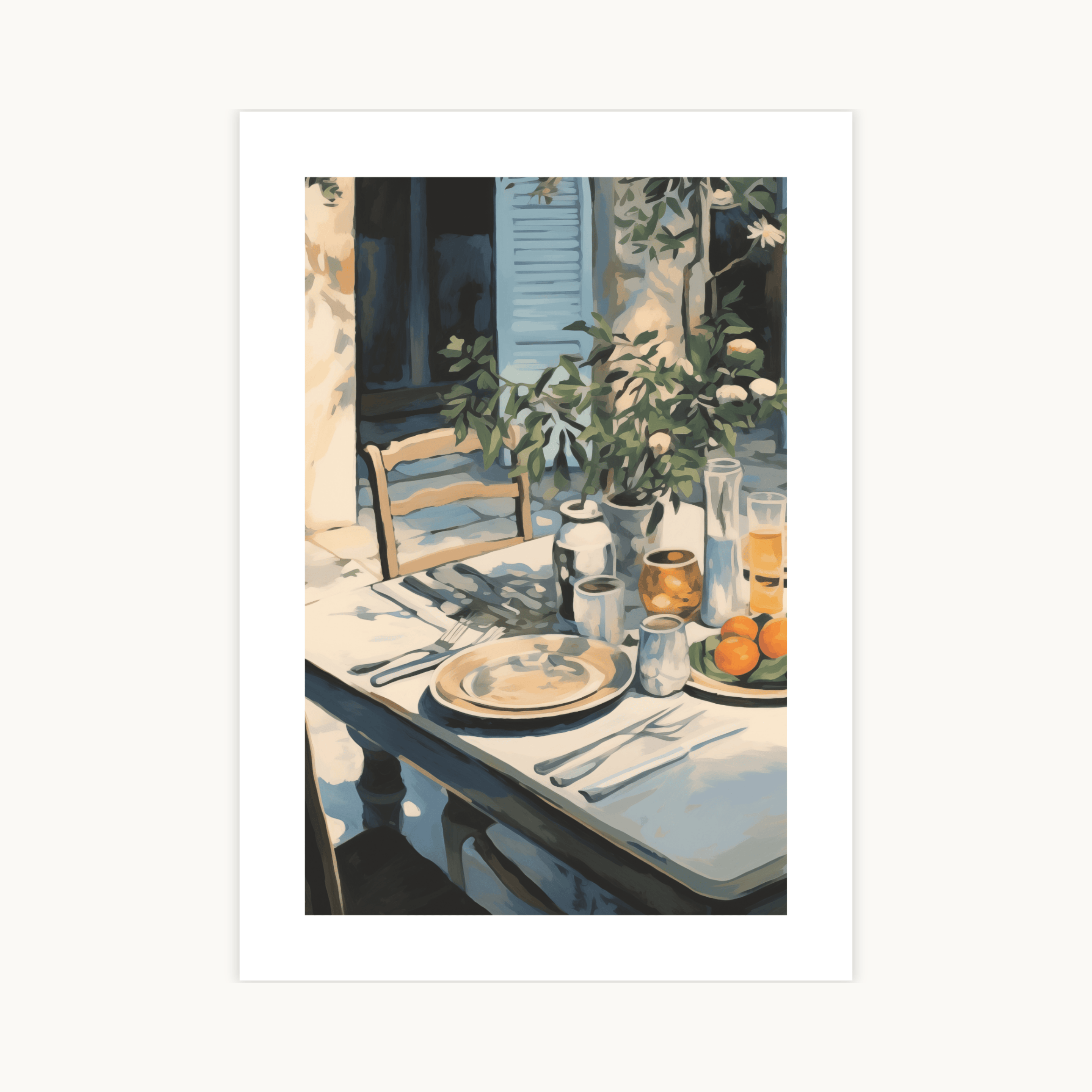 Poster van een mediterraan terras met gedekte tafel in beige en blauwe tinten, zomerse sfeerillustratie met fruit en servies.