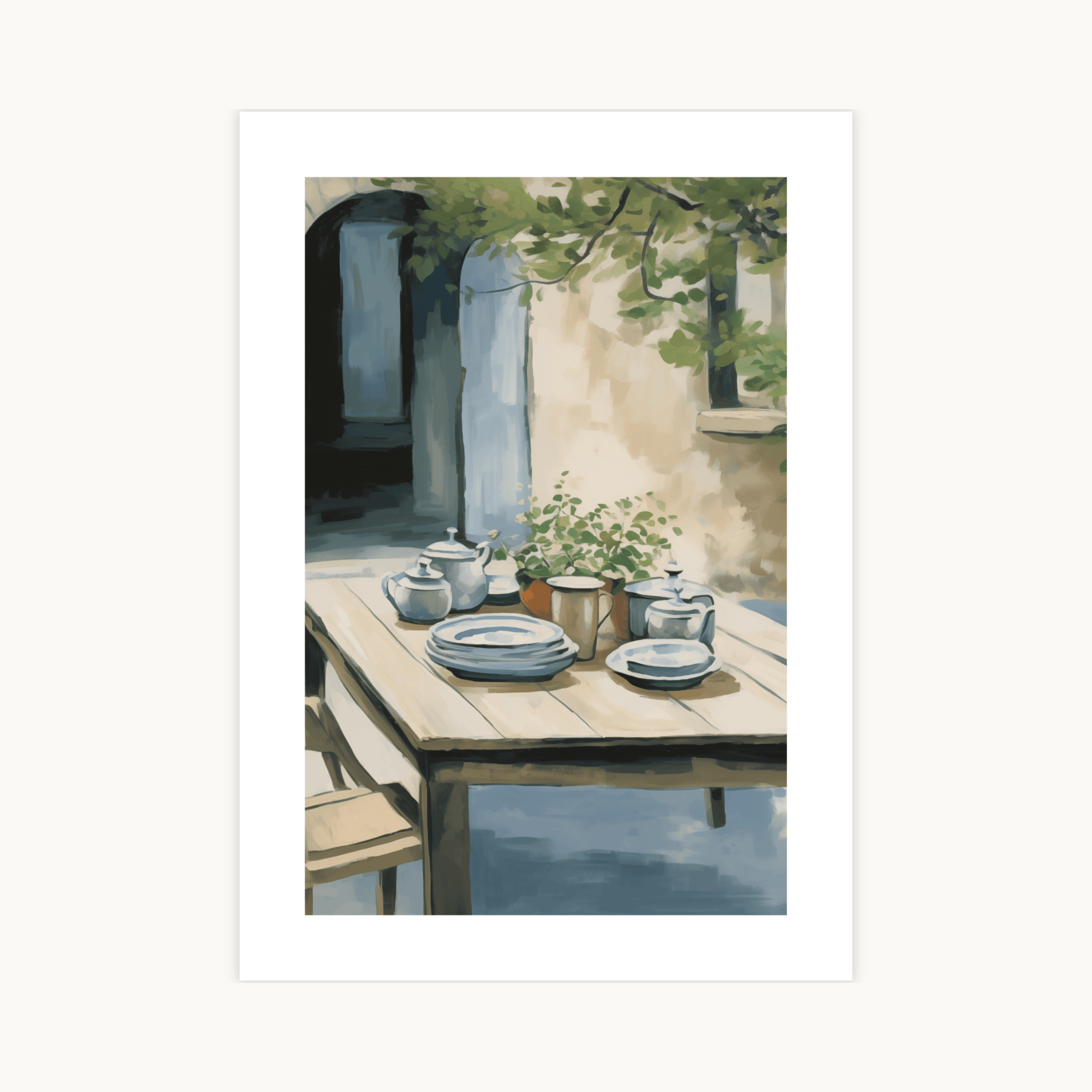 Poster van een mediterraan terras met gedekte tafel in beige en blauwe tinten, zomerse sfeerillustratie en servies.