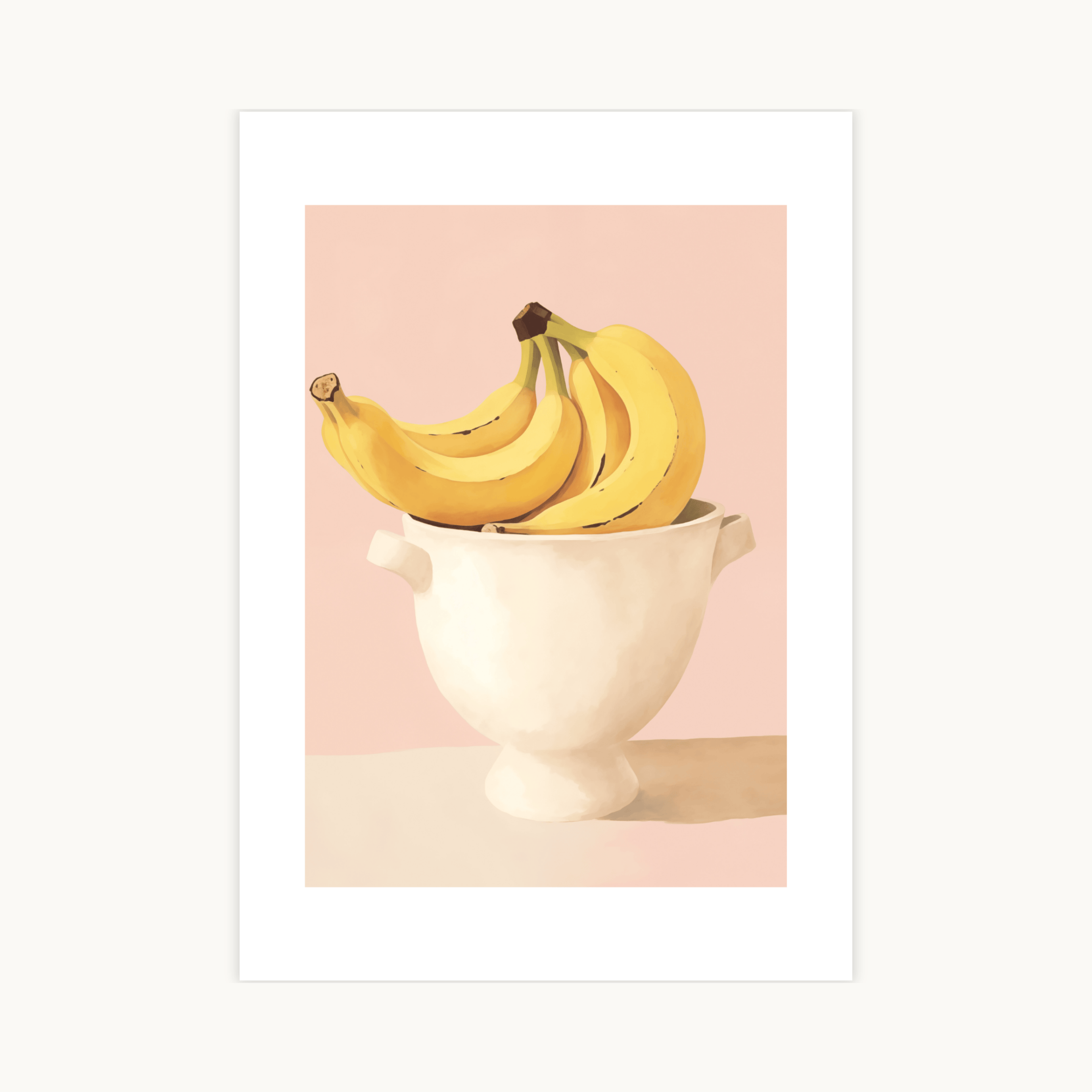 Beige en roze illustratie van een schaal met bananen in zachte kleuren, minimalistische fruitposter met moderne uitstraling.