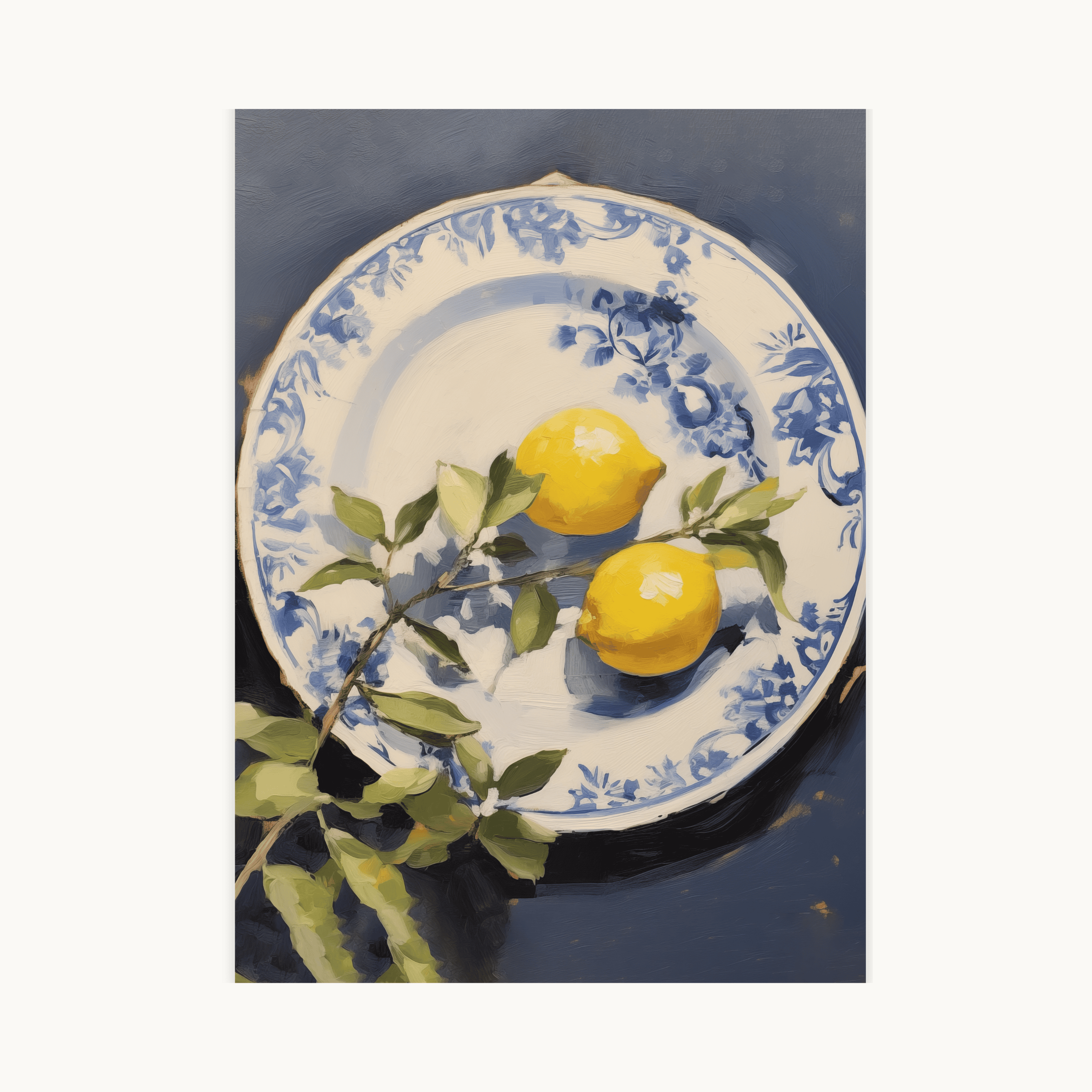 Schilderachtige poster met bovenaanzicht van twee gele citroenen en bladeren op een Delfts blauw stijl porseleinen bord. De achtergrond is donkerblauw. Een moody en elegante still life kunstprint met culinair en klassiek thema.