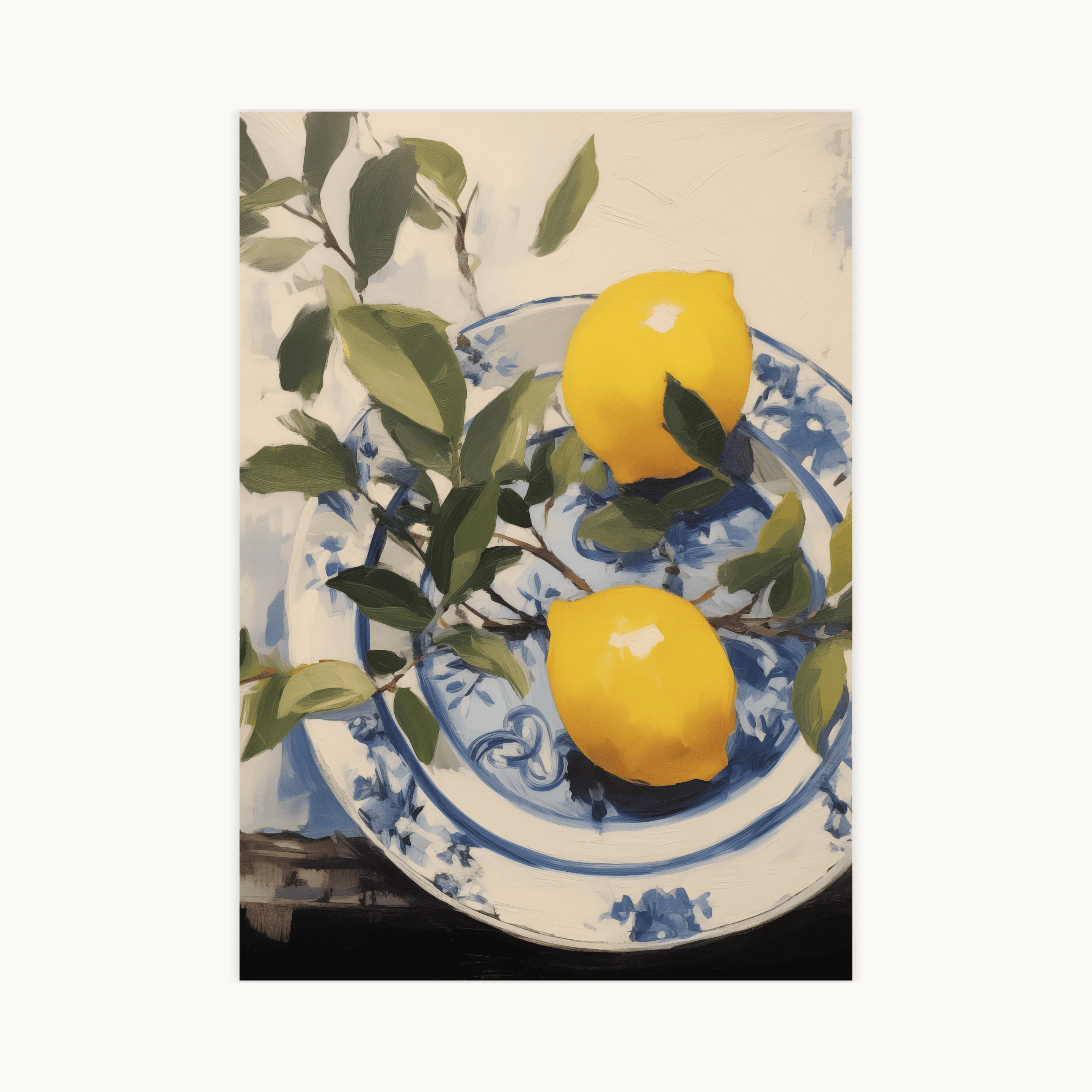 Schilderachtige poster van twee gele citroenen met groene takken op een rond, wit bord met een blauw bloemenpatroon (Delfts blauw stijl). Een elegante still life illustratie met een Italiaans of Mediterraan thema, perfect voor keukenmuurdecoratie.