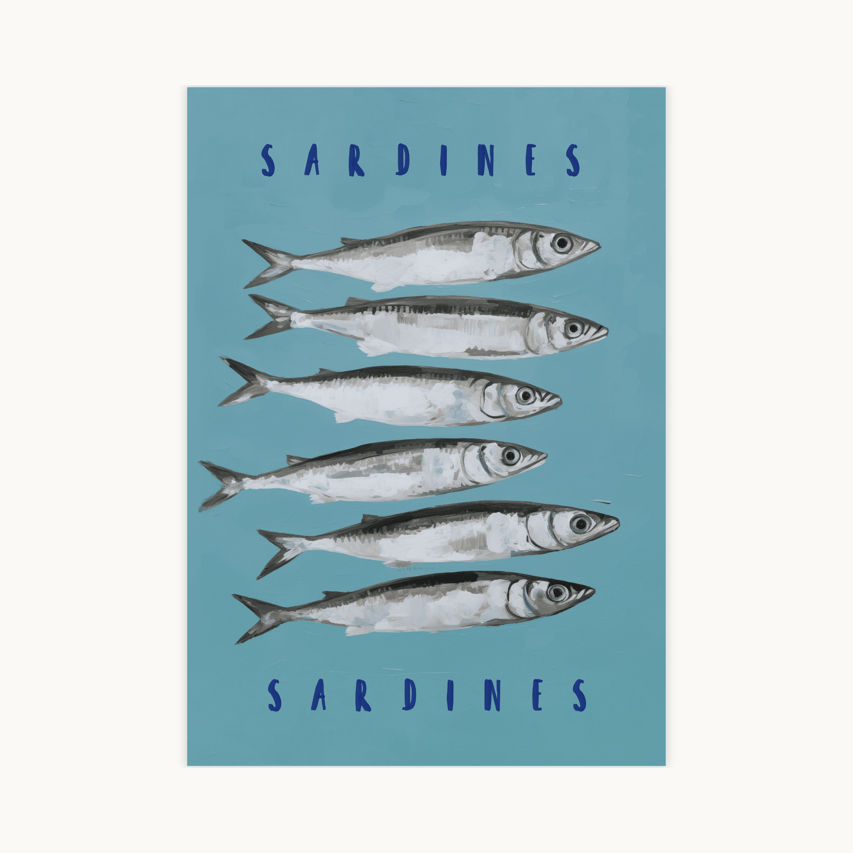 Verticale poster met een grafische illustratie van zes sardines, horizontaal boven elkaar afgebeeld, op een blauwgroene achtergrond. De woorden 'SARDINES' staan boven en onder. Een retro-stijl culinaire kunstprint met zeethema voor de keuken.
