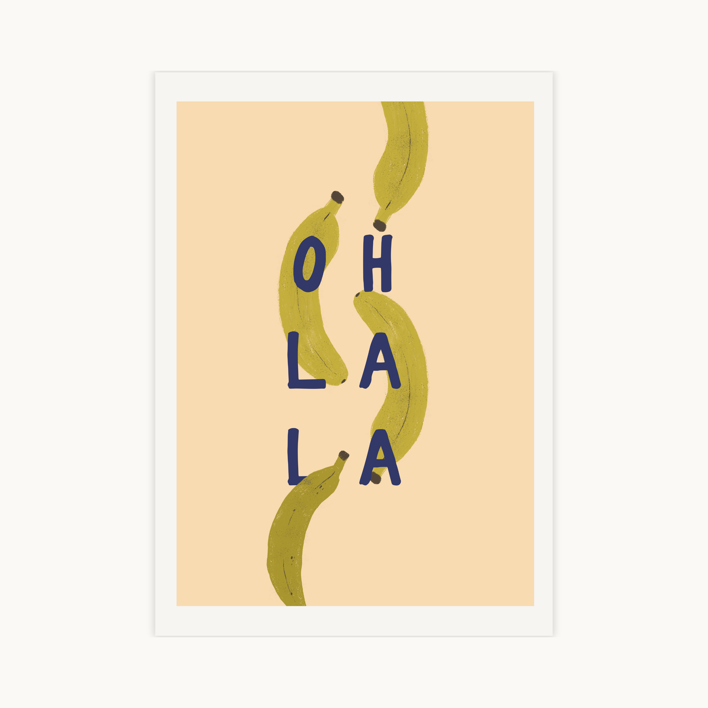 Illustratieve poster met groene bananen en de tekst OH LA LA in blauwe letters op een beige achtergrond, grappige keuken muurdecoratie en typografische kunst.