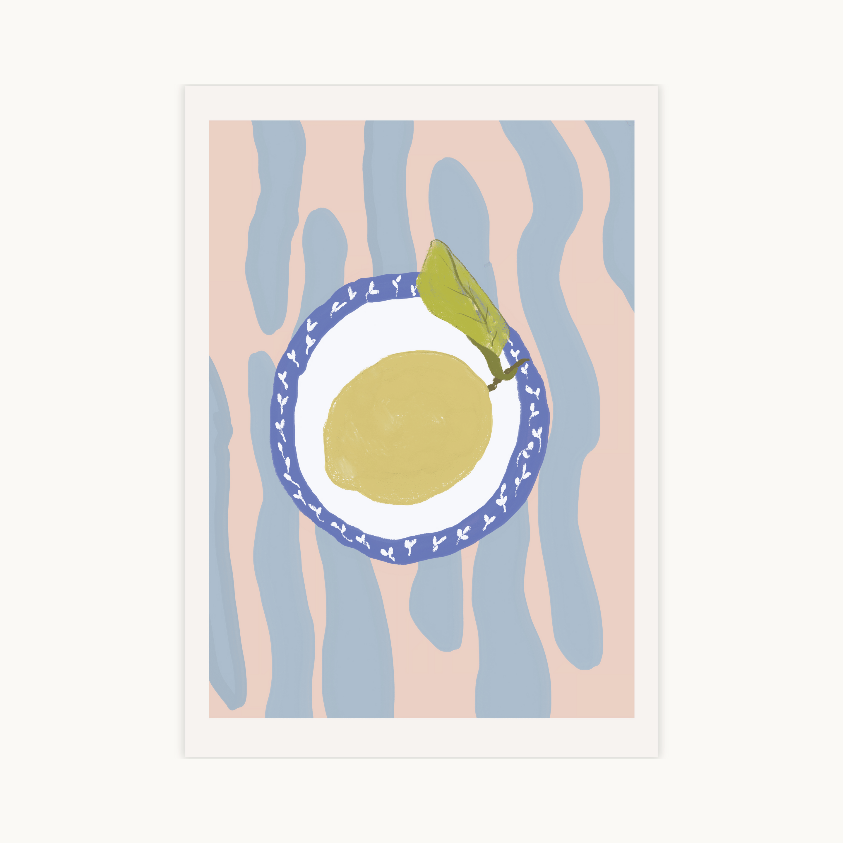 Artistieke poster met een illustratie van een gele citroen op een blauw-wit gedetailleerd bordje tegen een achtergrond van blauwe en roze verticale golven.