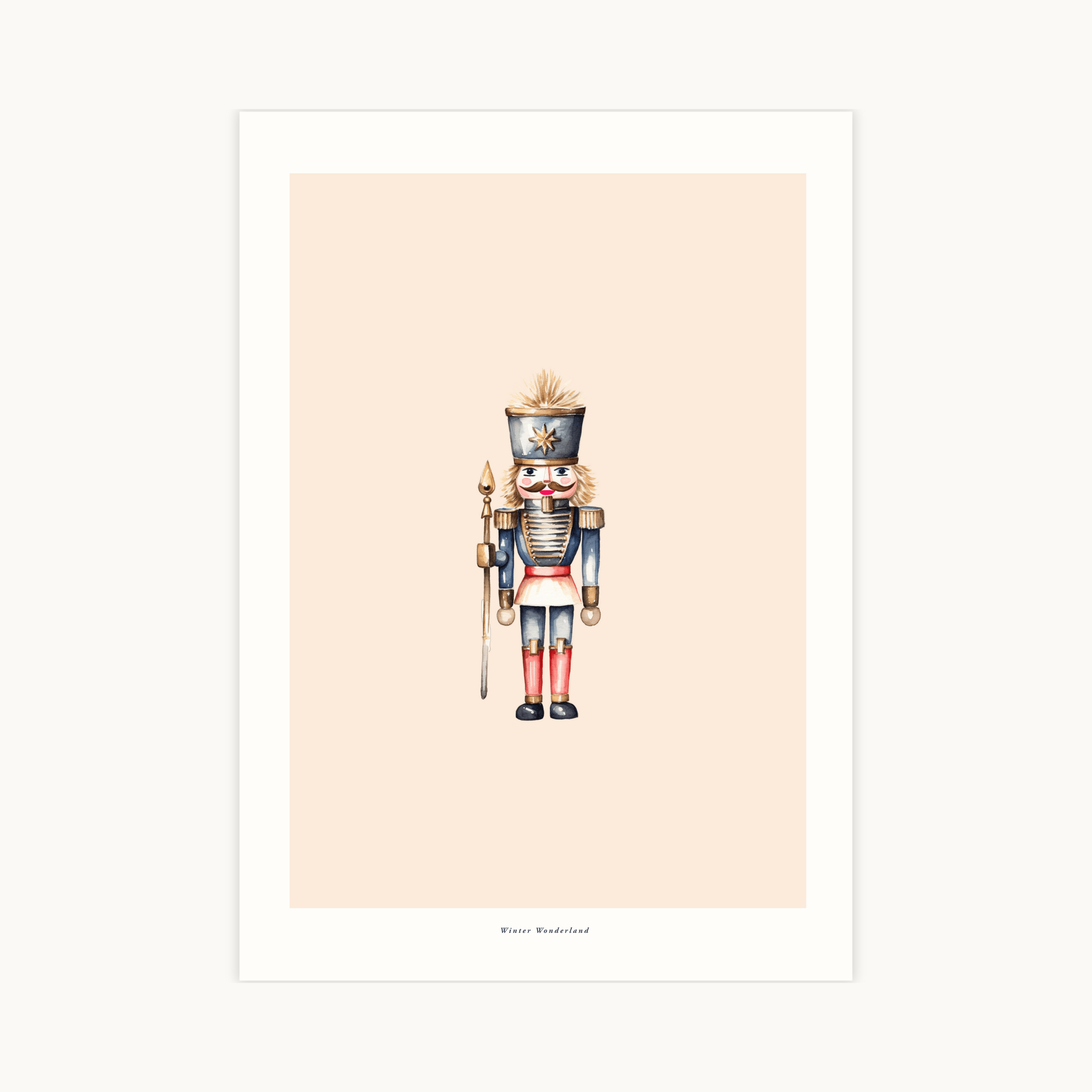Aquarel poster van een klassieke Notenkraker (Nutcracker) soldaat in rood en blauw uniform op een zachtroze achtergrond. Nostalgische en elegante kerstdecoratie.