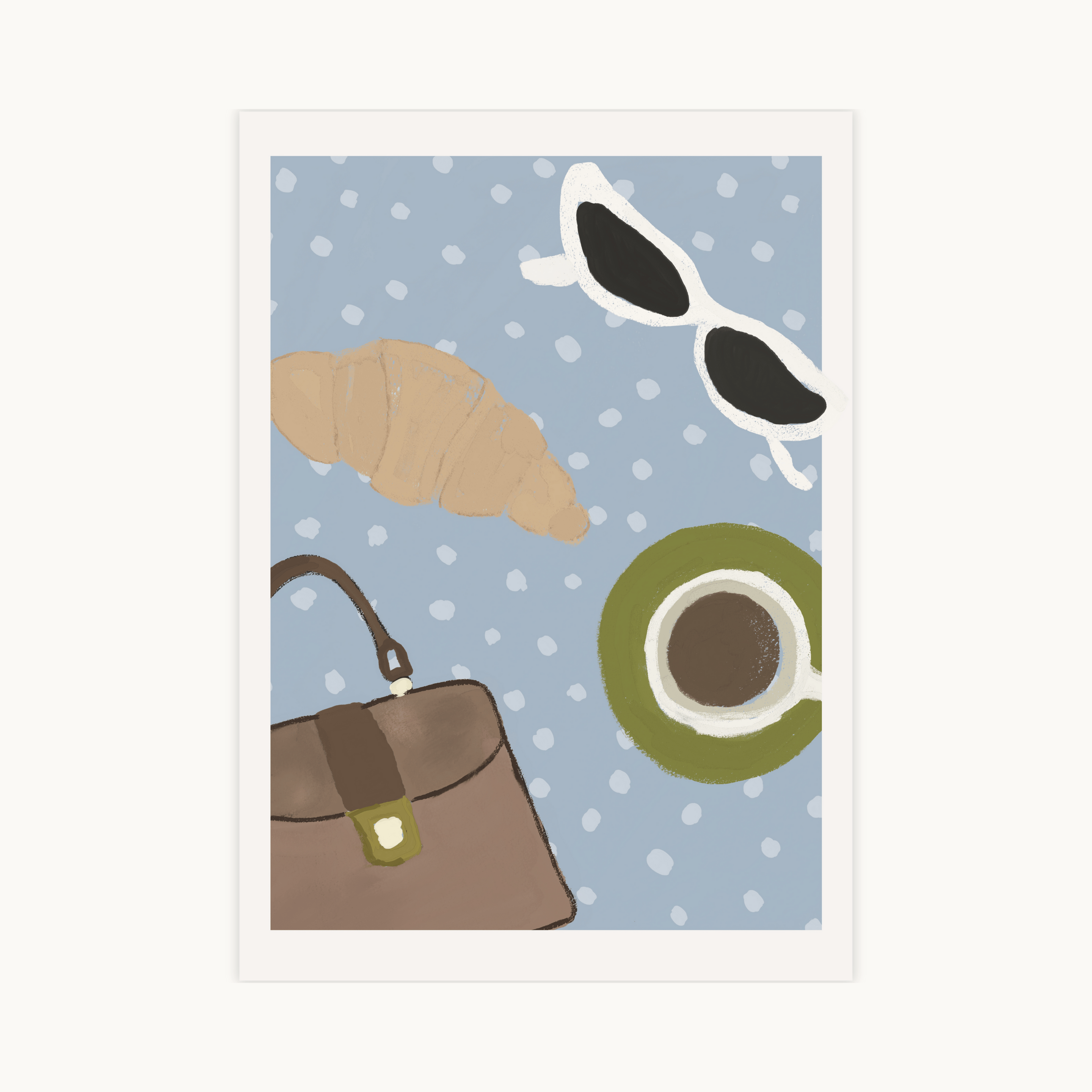 Artistieke lifestyle poster met illustraties van een croissant, kop koffie, witte zonnebril en bruine handtas op een blauwe achtergrond met witte stippen.