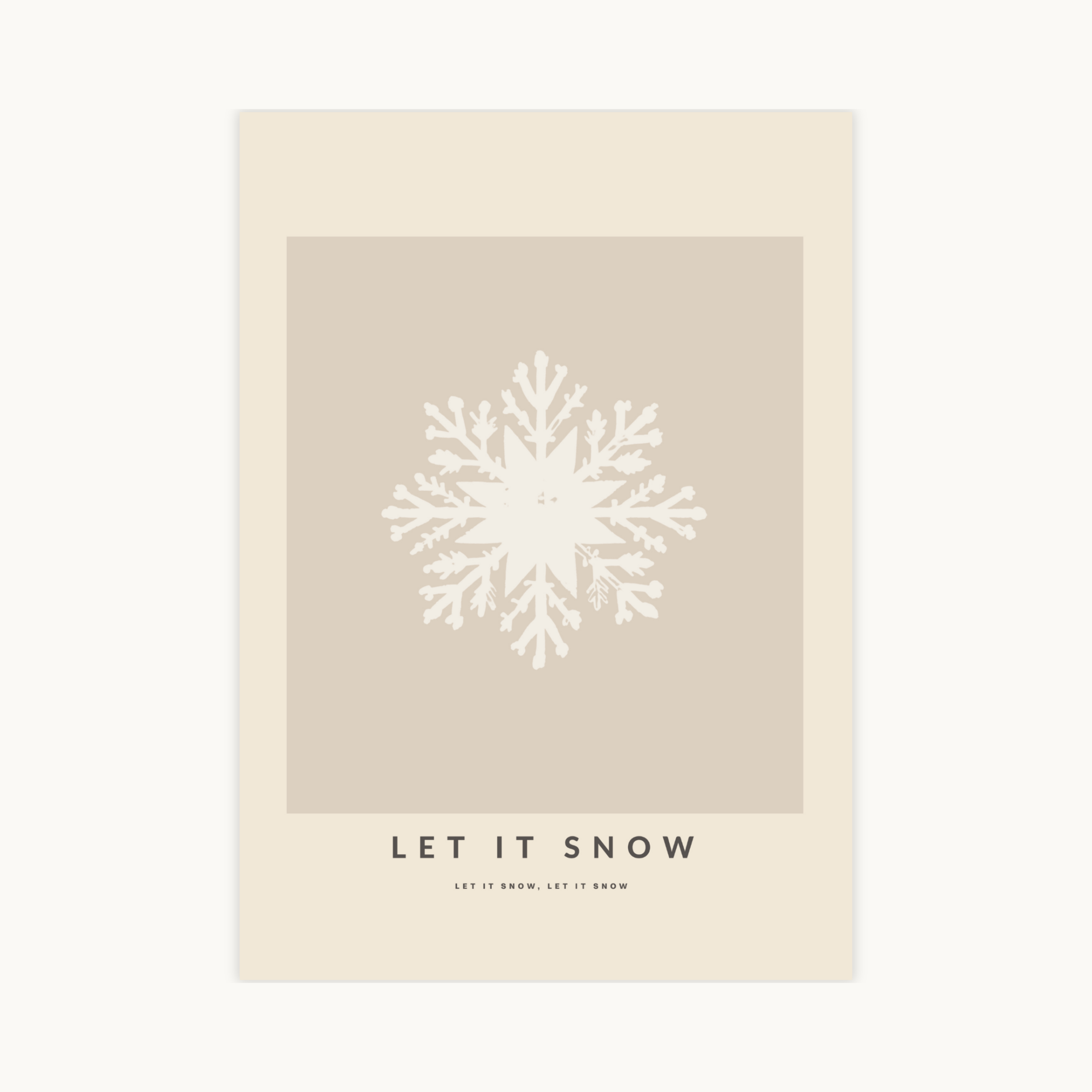 Minimalistische poster "Let It Snow" met een wit sneeuwvlok silhouet op een beige vierkant. Neutrale Scandinavische en Japandi winterdecoratie.
