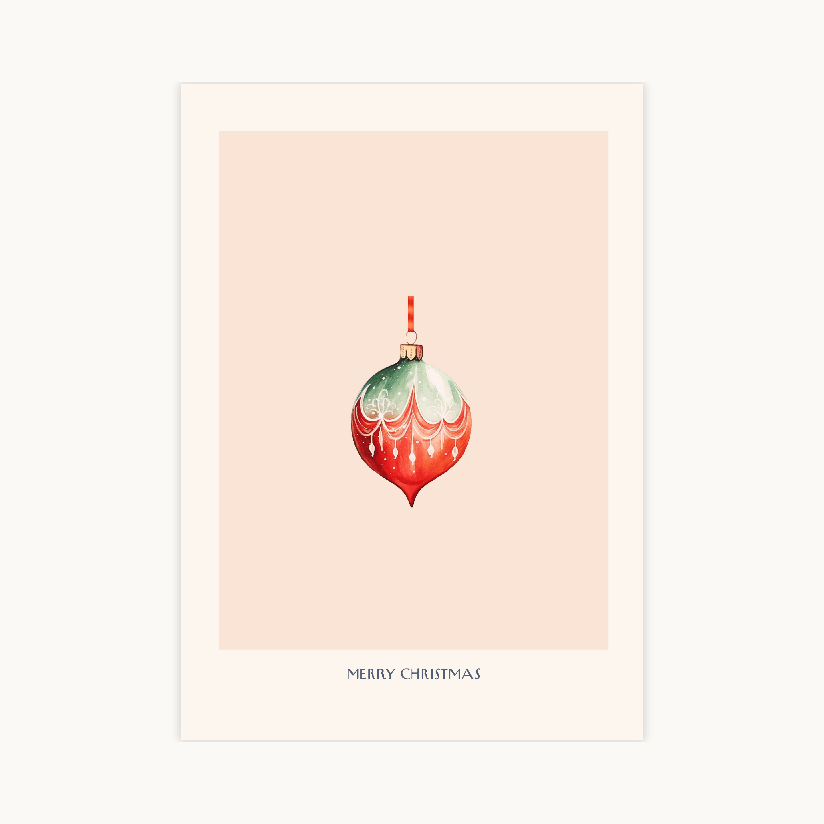 Minimalistische poster met een enkele, rood-groene druppelvormige kerstbal (ornament) met witte versieringen, op een zachtroze achtergrond met de tekst "MERRY CHRISTMAS".