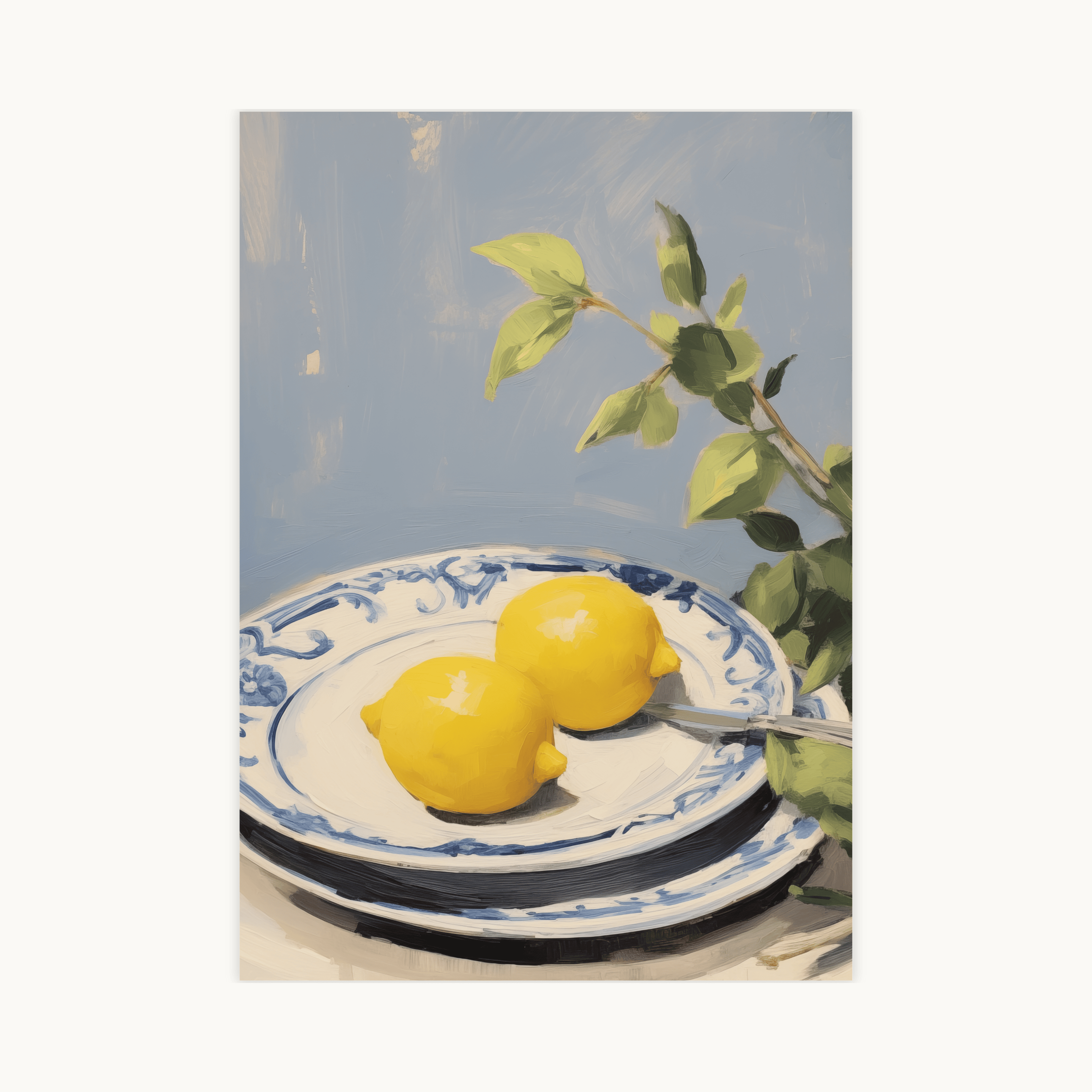 Schilderachtige poster van twee gele citroenen op gestapelde, blauw-wit porseleinen borden. Een groene tak hangt over de scène tegen een lichtblauwe, geschilderde achtergrond. Een lichte en frisse still life kunstprint met een culinair en Mediterraan thema.