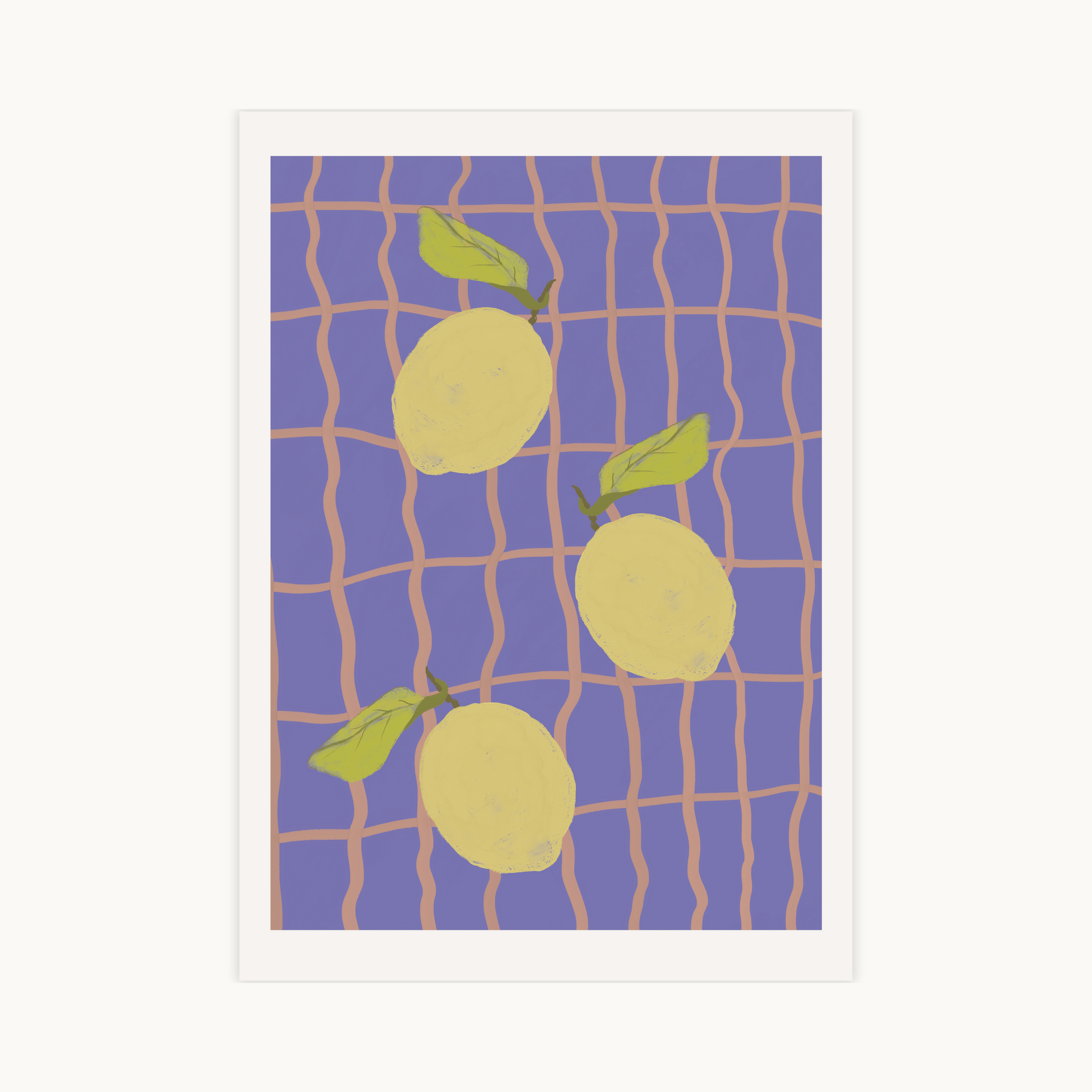 Moderne grafische poster van drie gele citroenen met groene bladeren op een paarse achtergrond met een oranje ruitpatroon.