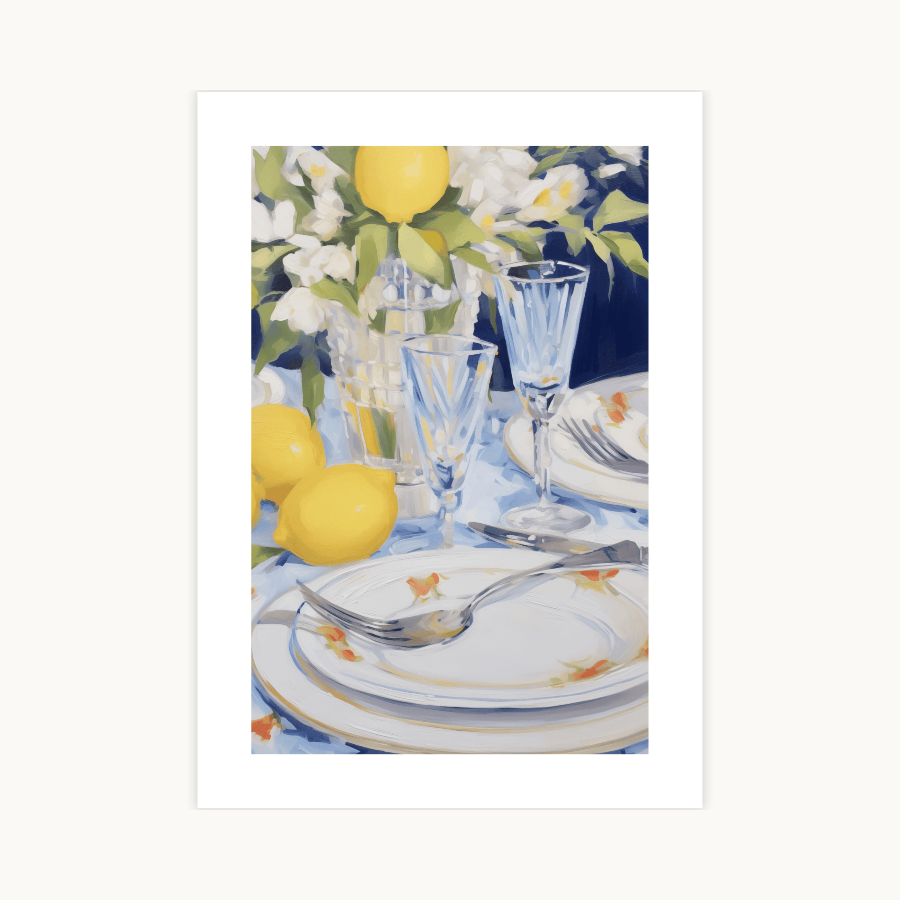 Schilderachtige poster 'Summery blue lemon table' van een gedekte tafel met gele citroenen, gestapelde borden met bloemenpatroon, en kristallen glazen. De achtergrond is donkerblauw met witte bloemen. Een elegante, zomerse still life kunstprint met culinair en Italiaans thema.