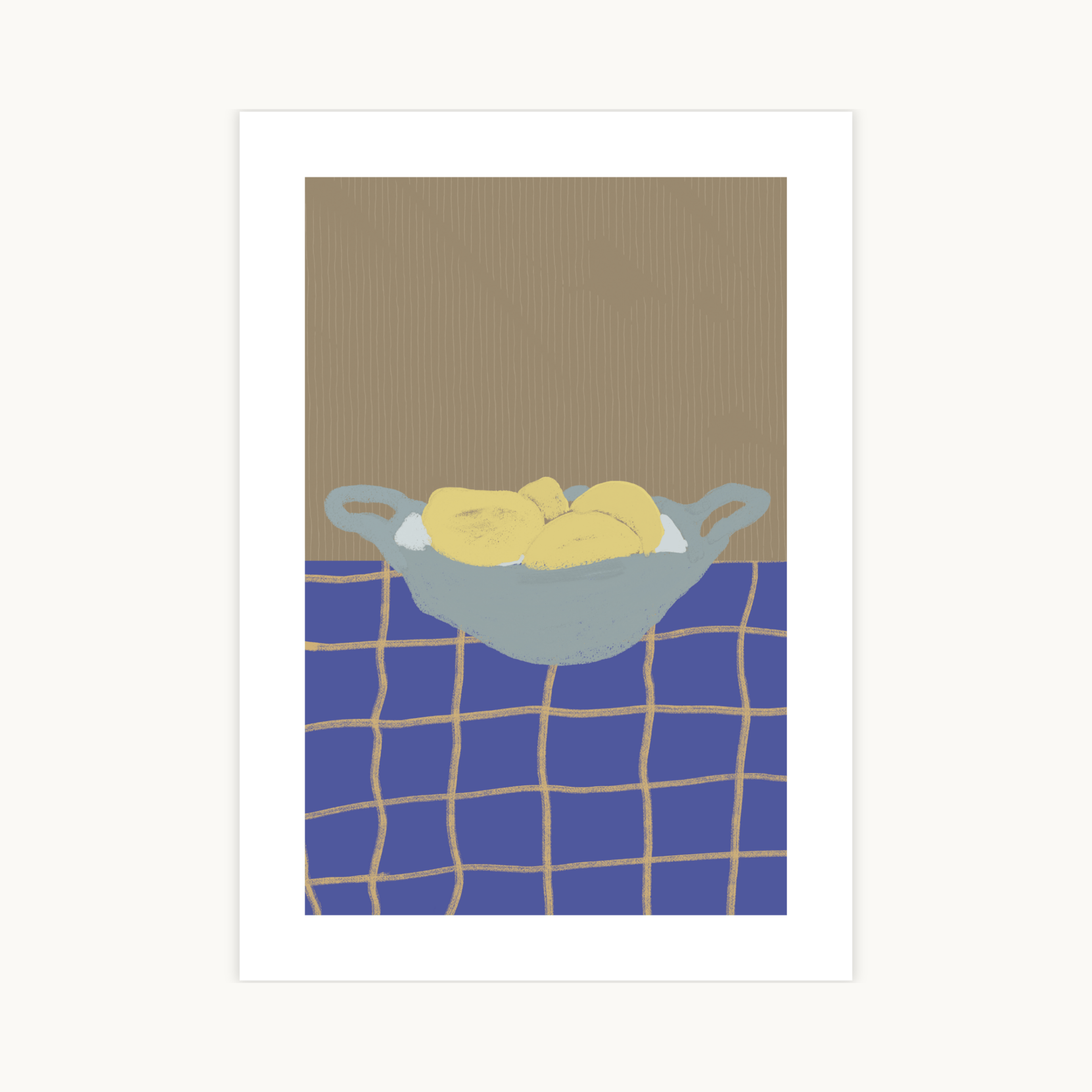 Artistieke stilleven poster met gele citroenen in een blauwe schaal op een geruit tafelkleed, rustieke wanddecoratie voor de keuken.