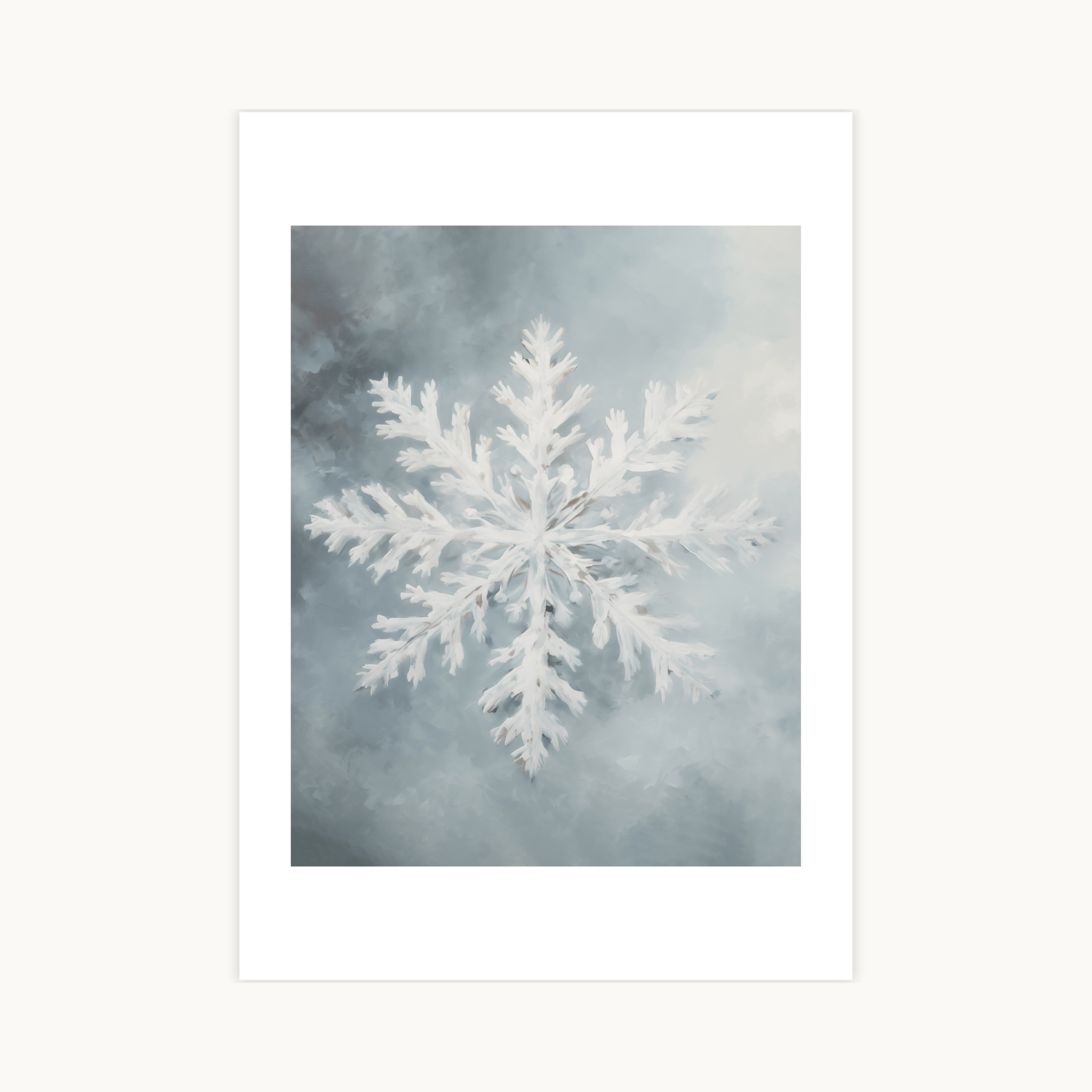 Winterse poster met een grote, witte en gedetailleerde sneeuwvlok (ijskristal) tegen een abstracte achtergrond van grijze en blauwe wintertinten. Minimalistische Scandinavische muurdecoratie.