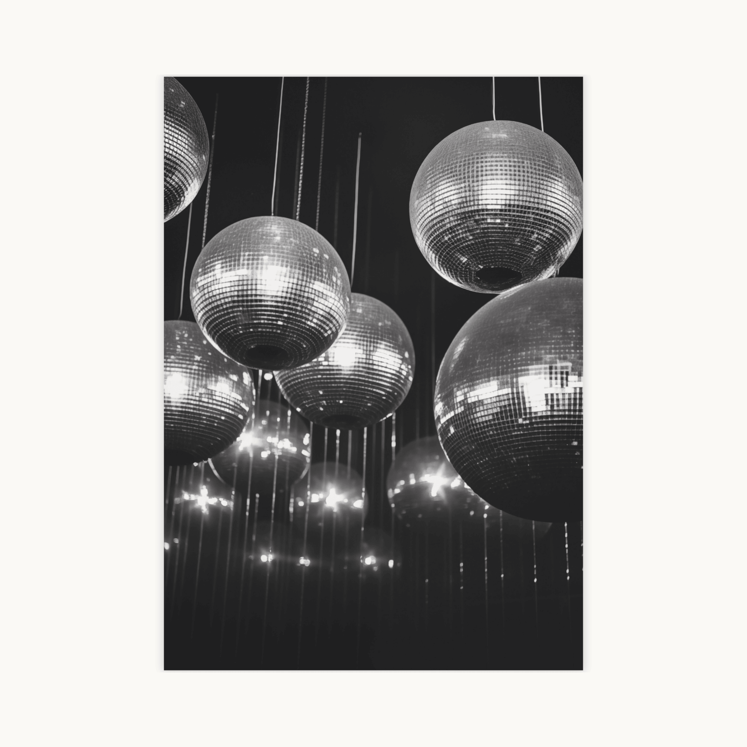 Zwart-wit fotoposter met meerdere hangende discoballen (spiegelbollen). Minimalistische, retro en feestelijke muurkunst.