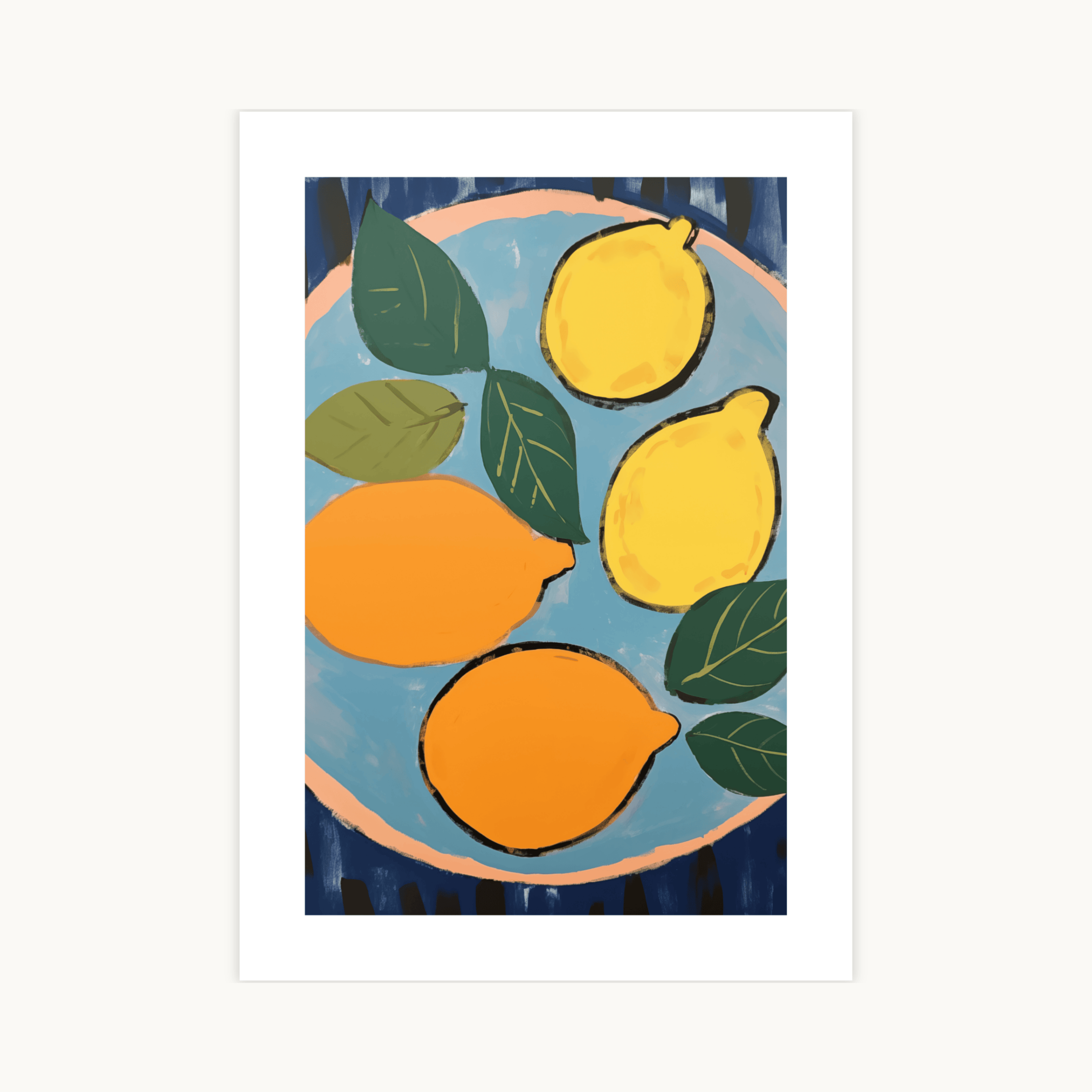 Abstracte, expressieve kunstprint van sinaasappels, citroenen en bladeren op een blauwe ondergrond met ruwe penseelstreken. Gedurfde botanische muurdecoratie.