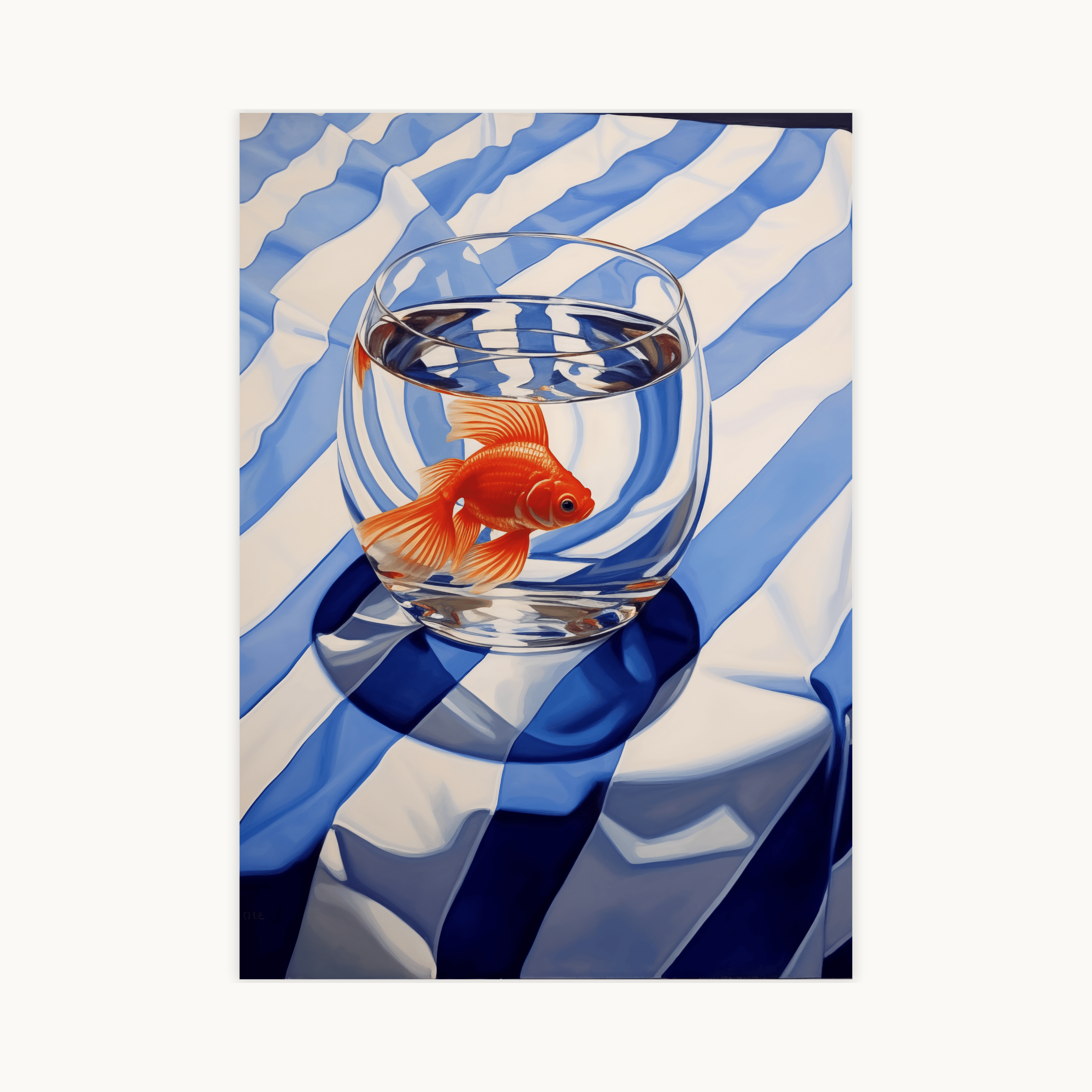 Hyperrealistische kunstprint van een feloranje goudvis in een waterglas op een tafelkleed met blauw-witte strepen. Opvallende surrealistische muurdecoratie met contrast.