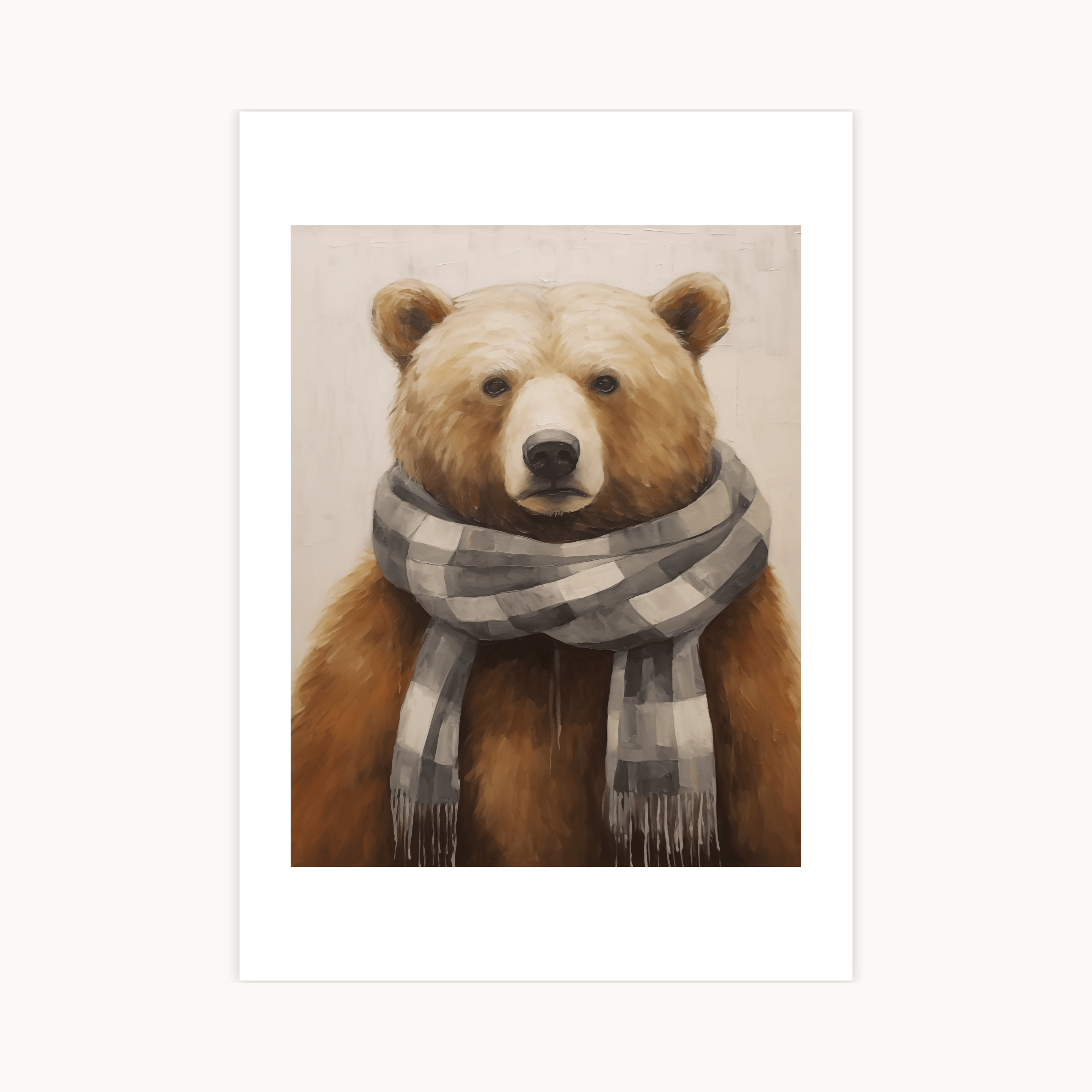 Geschilderde poster van een bruine grizzlybeer die een grijze en witte geblokte sjaal draagt. Grappig dierenportret in warme, winterse en Scandinavische stijl.