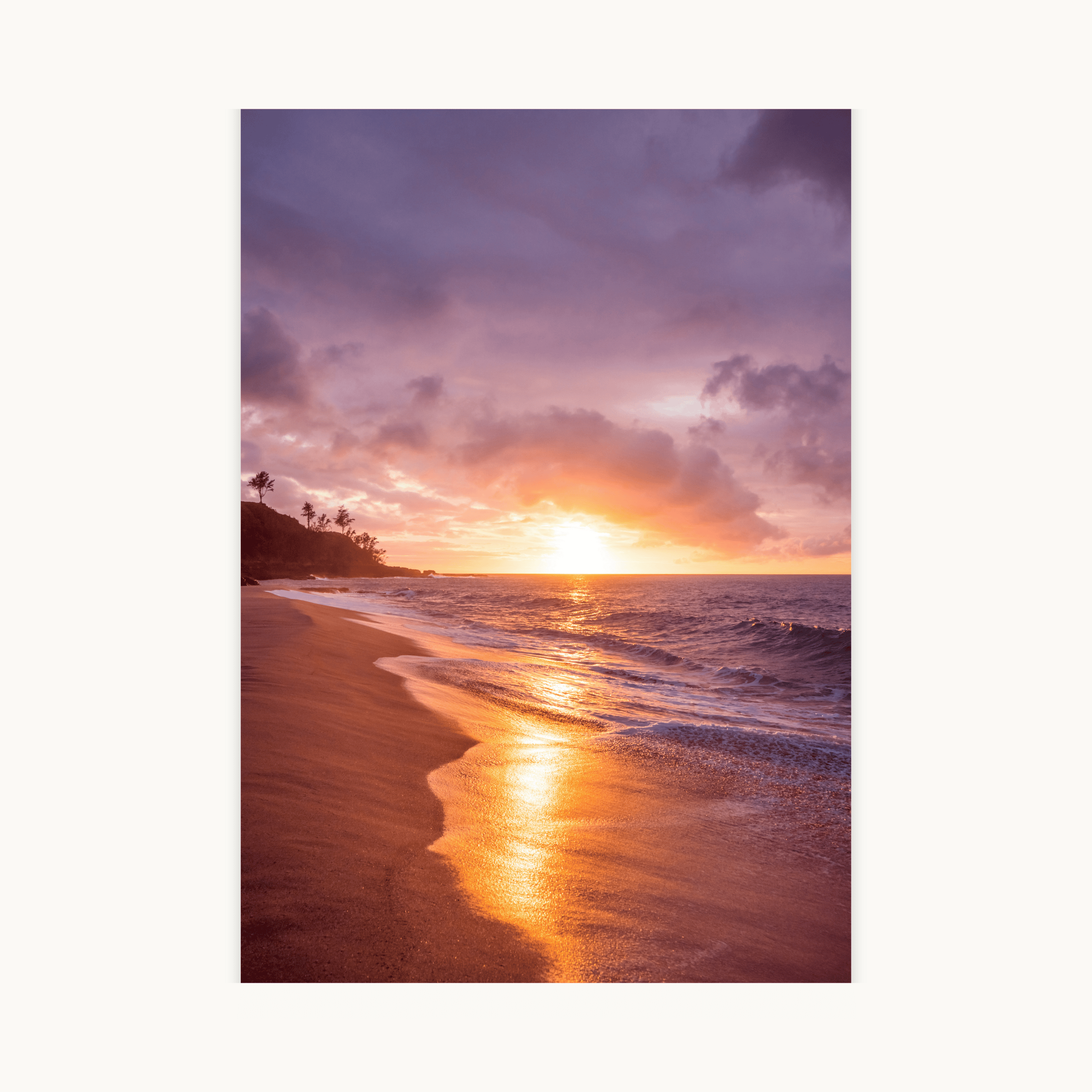 Poster van zonsopgang op tropisch strand met palmbomen silhouet en gouden reflectie van de zon op het natte zand.