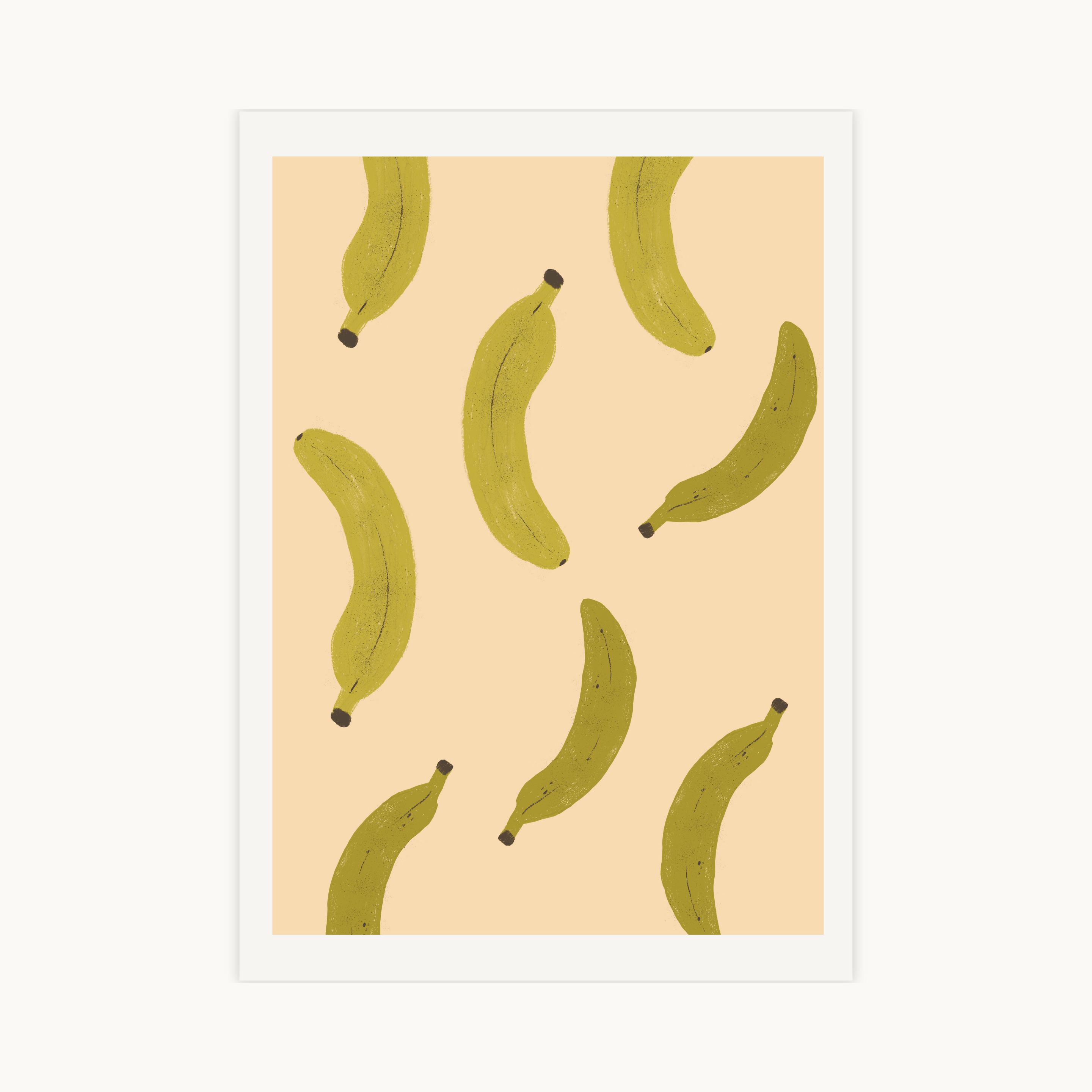 Artistieke poster met een herhalend patroon van groene bananen op een beige achtergrond, ideale moderne muurdecoratie voor in de keuken of eetkamer met een tropisch fruit thema.