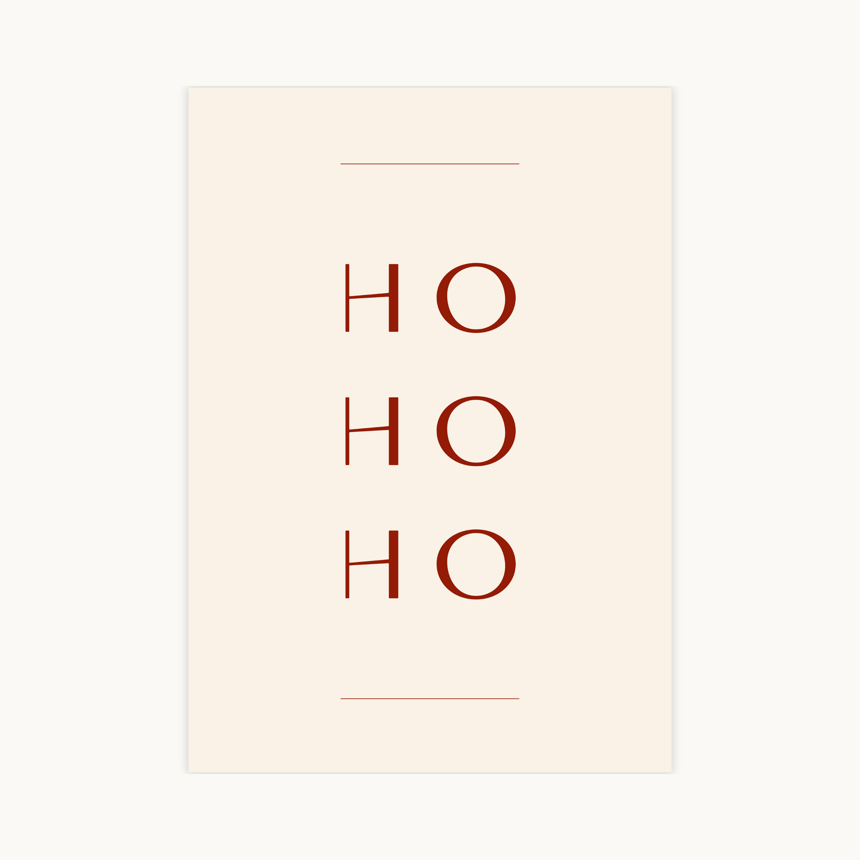 Minimalistische kerstposter met drie keer de tekst "HO HO HO" in bordeauxrood, strak lettertype op een lichte achtergrond. Moderne en Scandinavische kerstdecoratie.