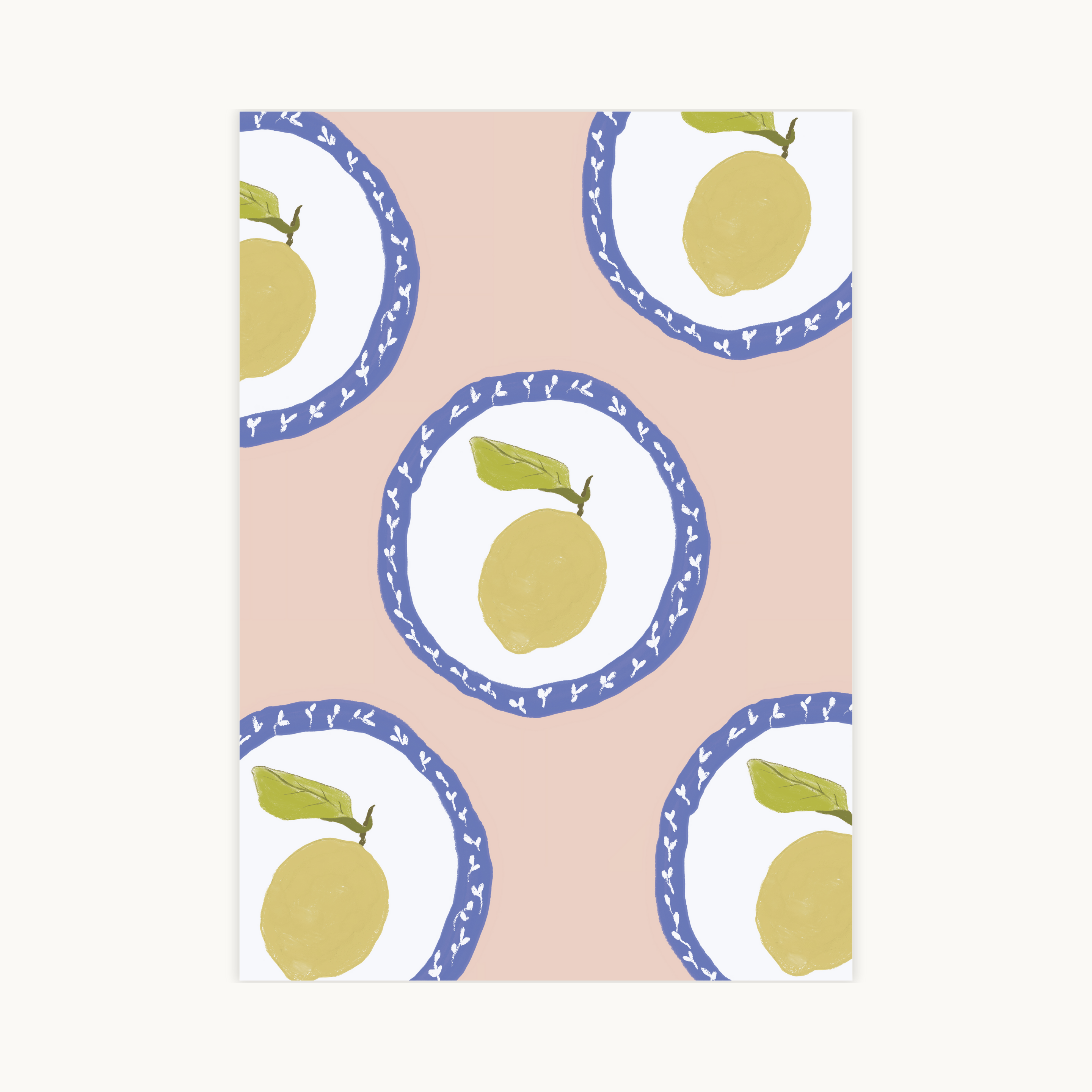 Botanische poster met een herhalend patroon van gele citroenen op blauw-wit gedetailleerde bordjes tegen een zachtroze achtergrond.