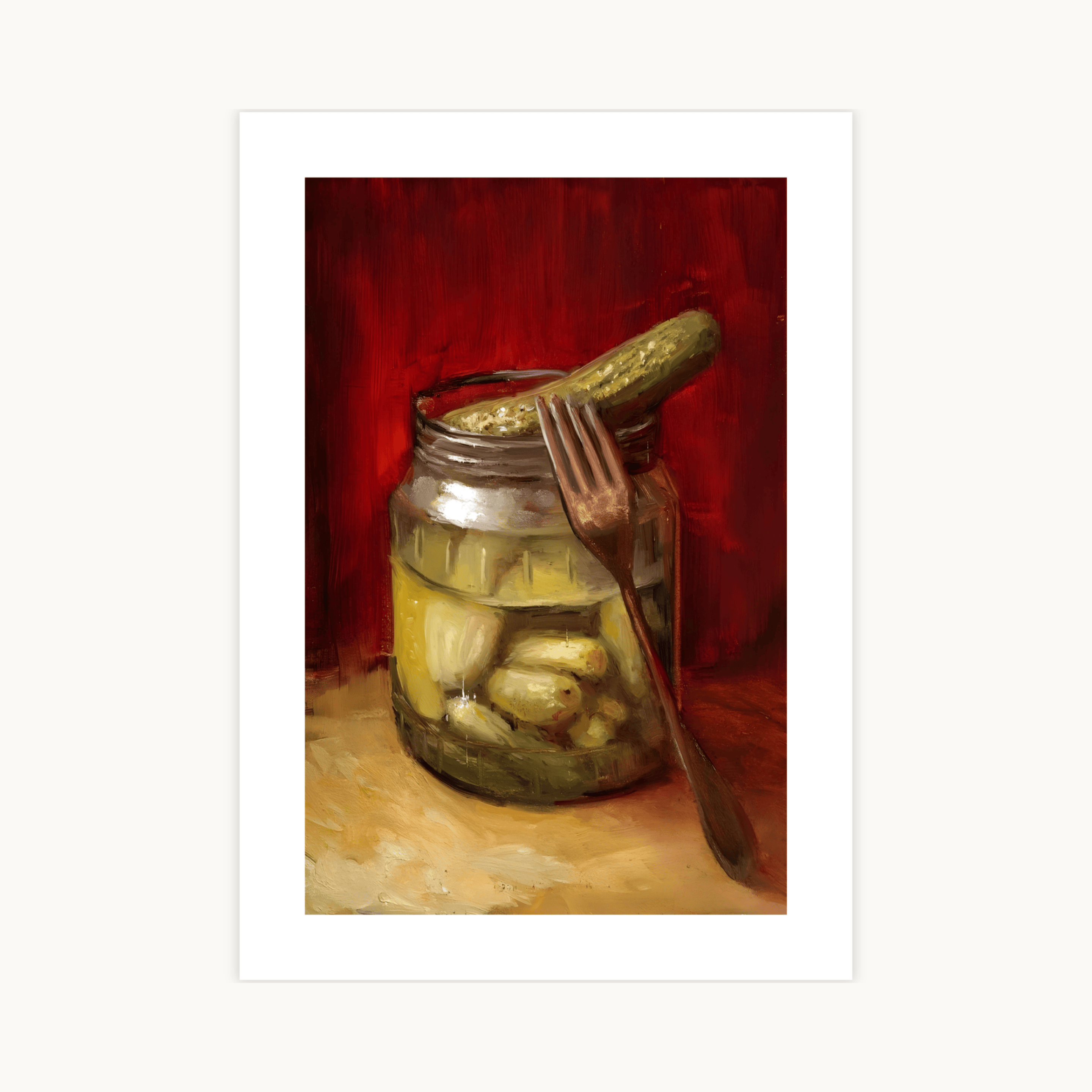 Realistisch olieverf schilderij stilleven van een glazen pot met augurken en pekel, waar een zilveren vork en een groene komkommer op rusten, tegen een dieprode achtergrond.