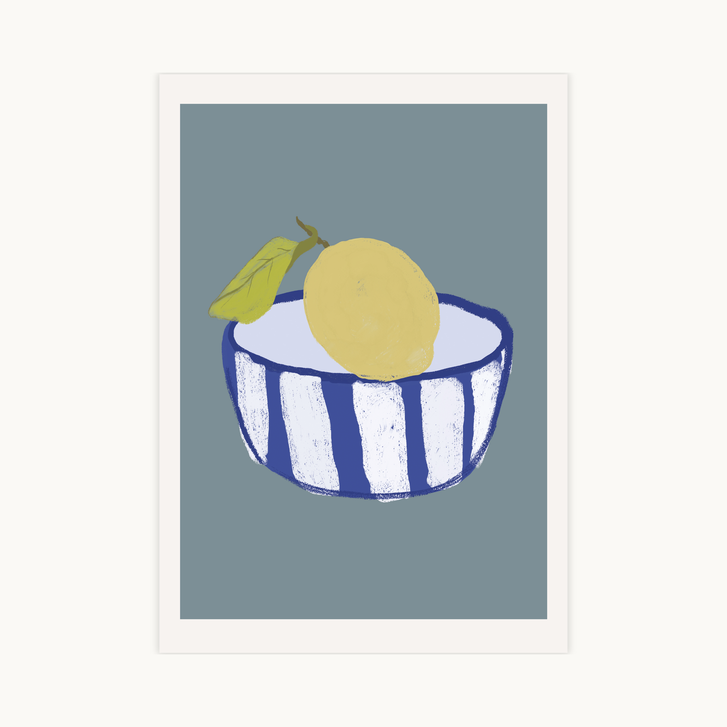 Illustratie van een gele citroen in een blauw-wit gestreept kommetje, mediterrane keuken poster en zomerse wanddecoratie.