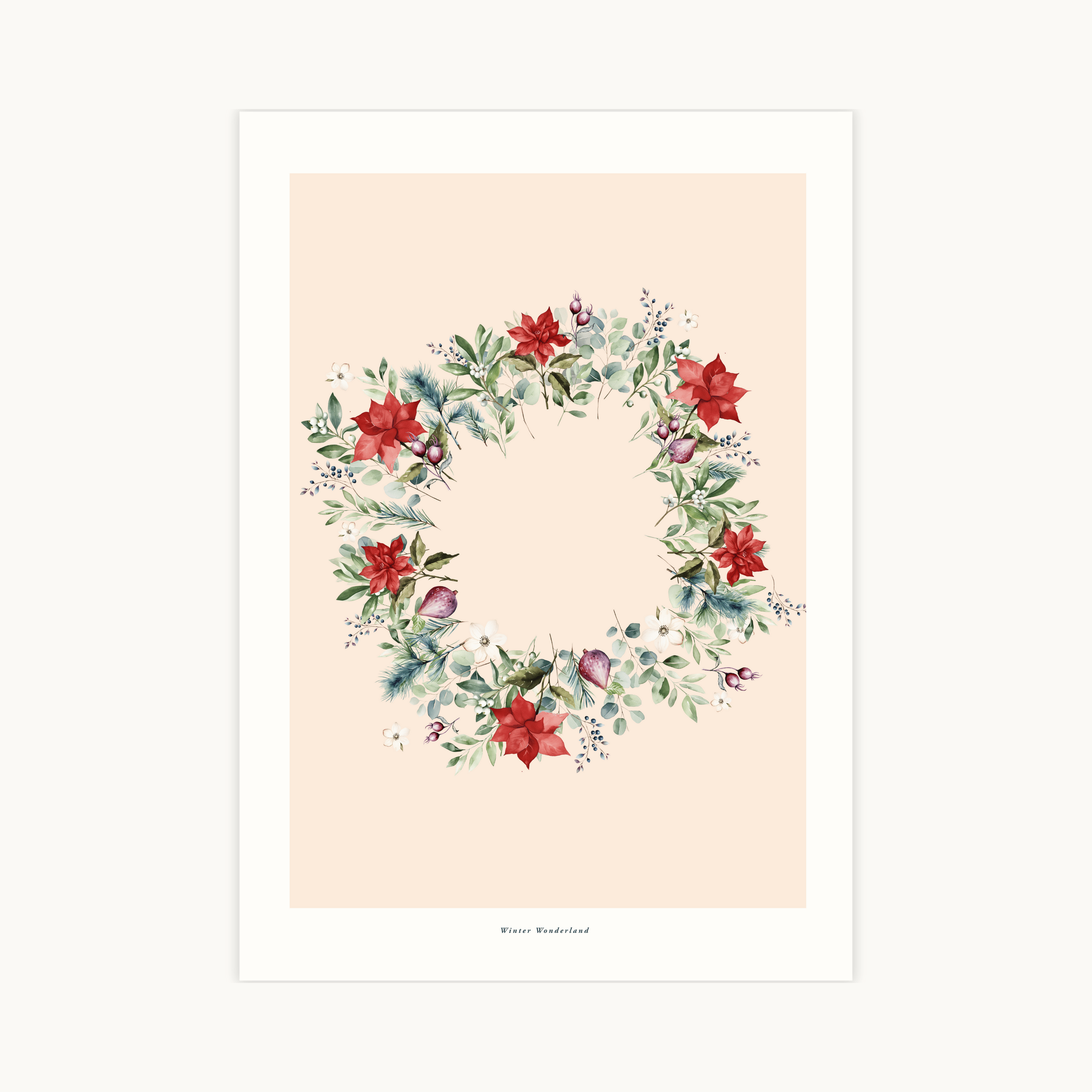 Aquarel poster met een florale kerstkrans, bestaande uit rode kerststerren (Poinsettia's), dennentakken en bessen, op een zachtroze/perzik achtergrond.