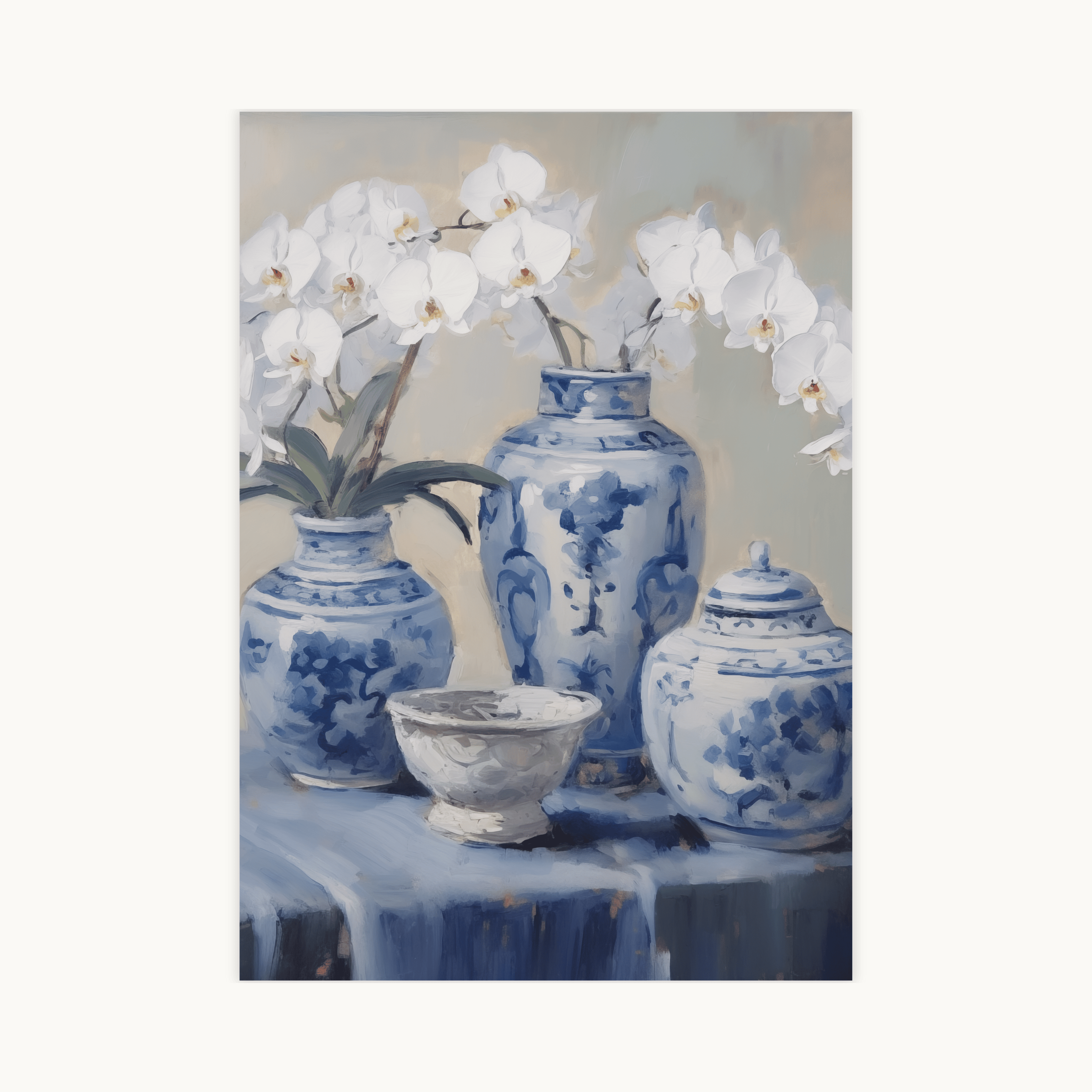 Schilderachtige poster van een still life met blauw-wit porseleinen gemberpotten en vazen, gevuld met witte orchideeën. De objecten staan op een donkerblauw kleed tegen een lichte achtergrond. Een klassieke en elegante Chinoiserie kunstprint met een botanisch thema.