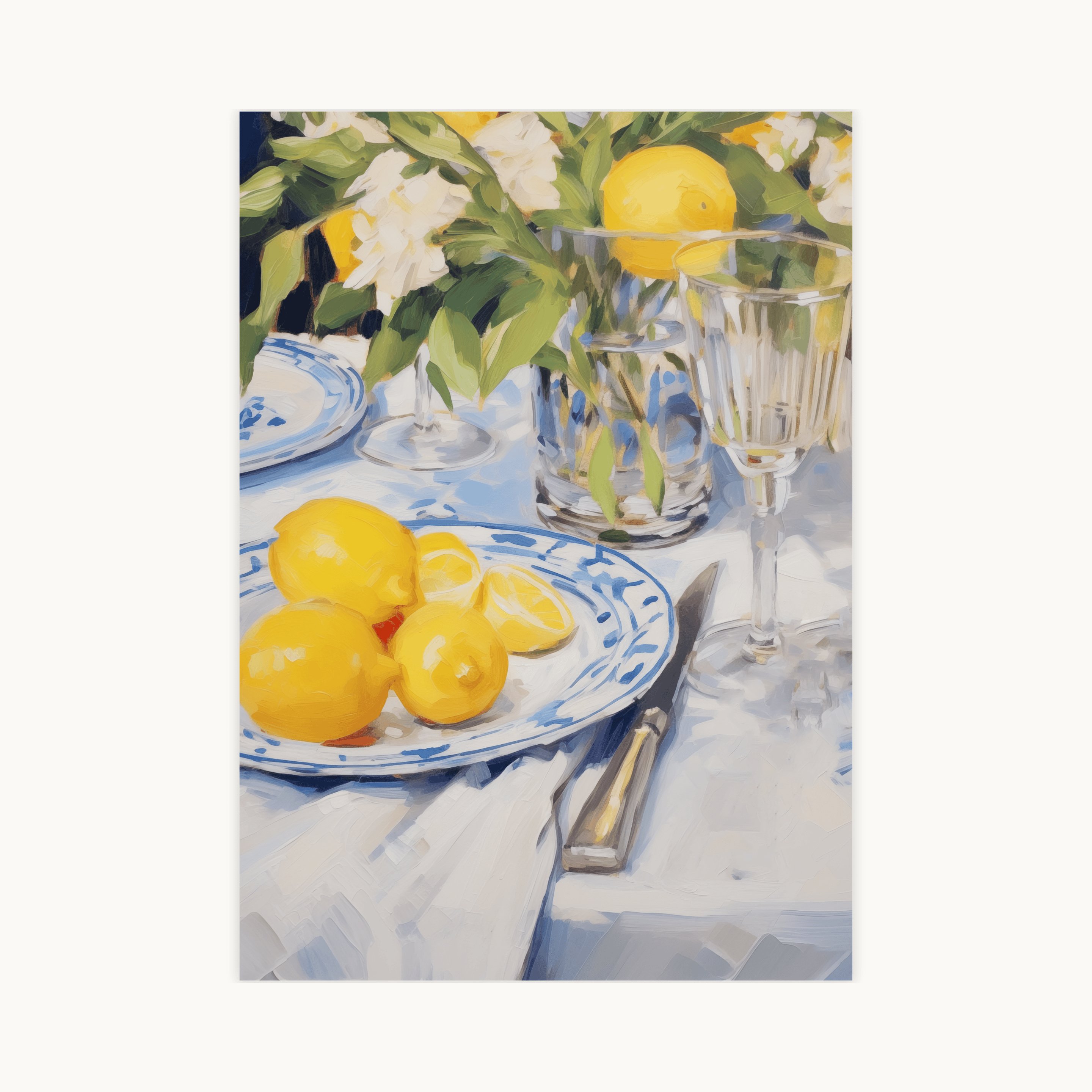 Schilderachtige poster 'Summery blue lemon lunch' van een gedekte buitentafel met gele citroenen op een blauw-wit porseleinen bord, glaswerk en witte bloemen. Zomerse, Italiaanse stijl still life kunstprint met Delfts blauw patroon en culinair thema.
