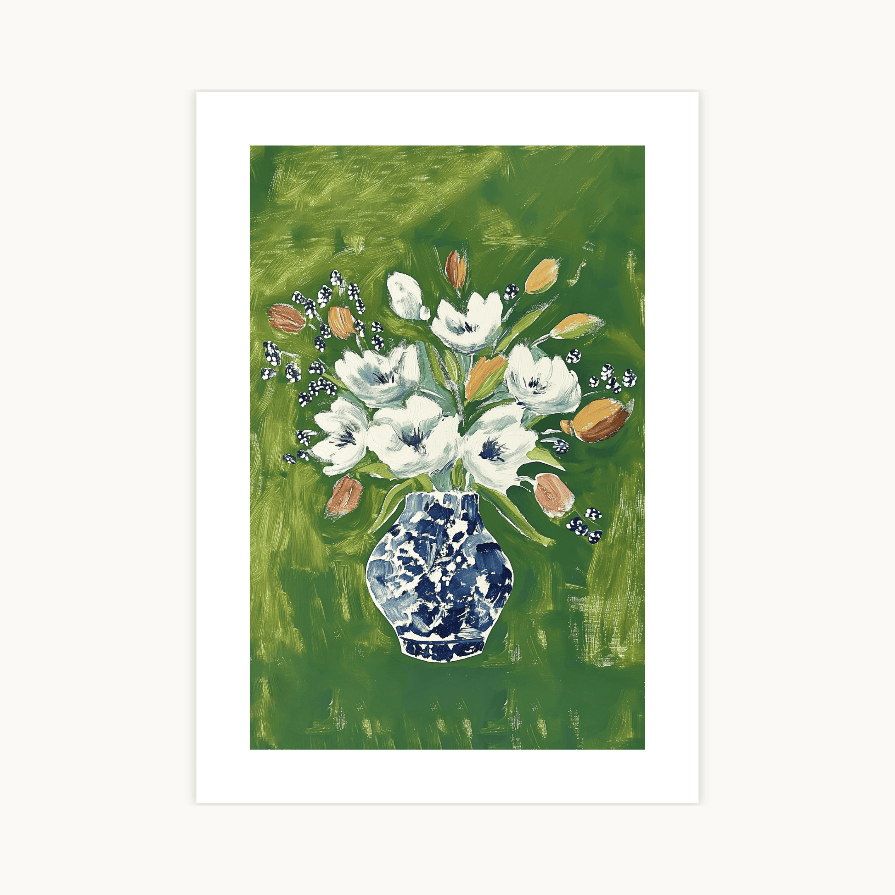 Schilderachtige bloemenprint van witte bloemen in een blauw-wit gemarmerde vaas tegen een achtergrond van ruwe olijfgroene penseelstreken. Expressieve botanische kunst.