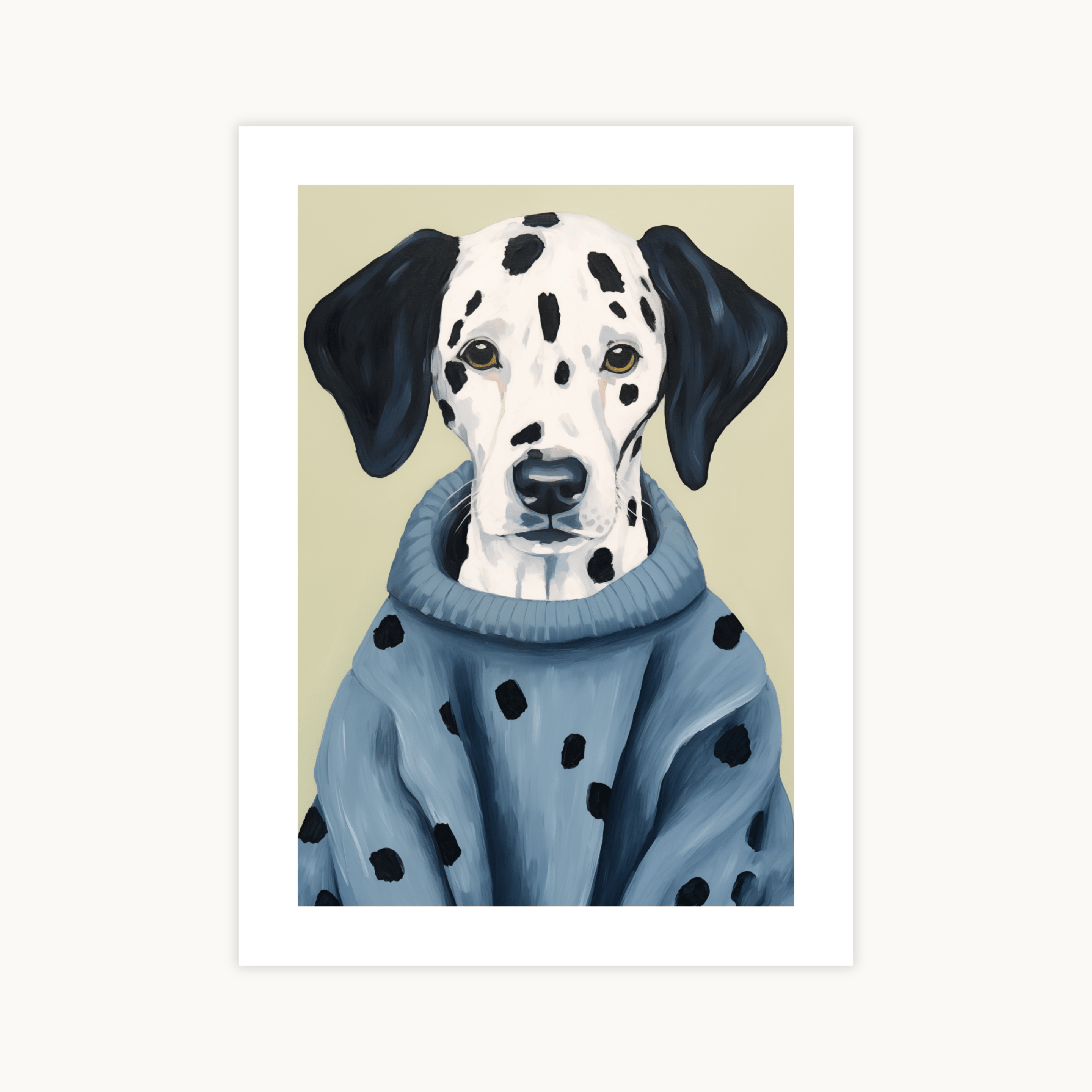 Schilderachtige kunstprint van een Dalmatiër hond in een gebreide blauwe trui met stippen, tegen een gedempt gele achtergrond. Hondenportret muurdecoratie.