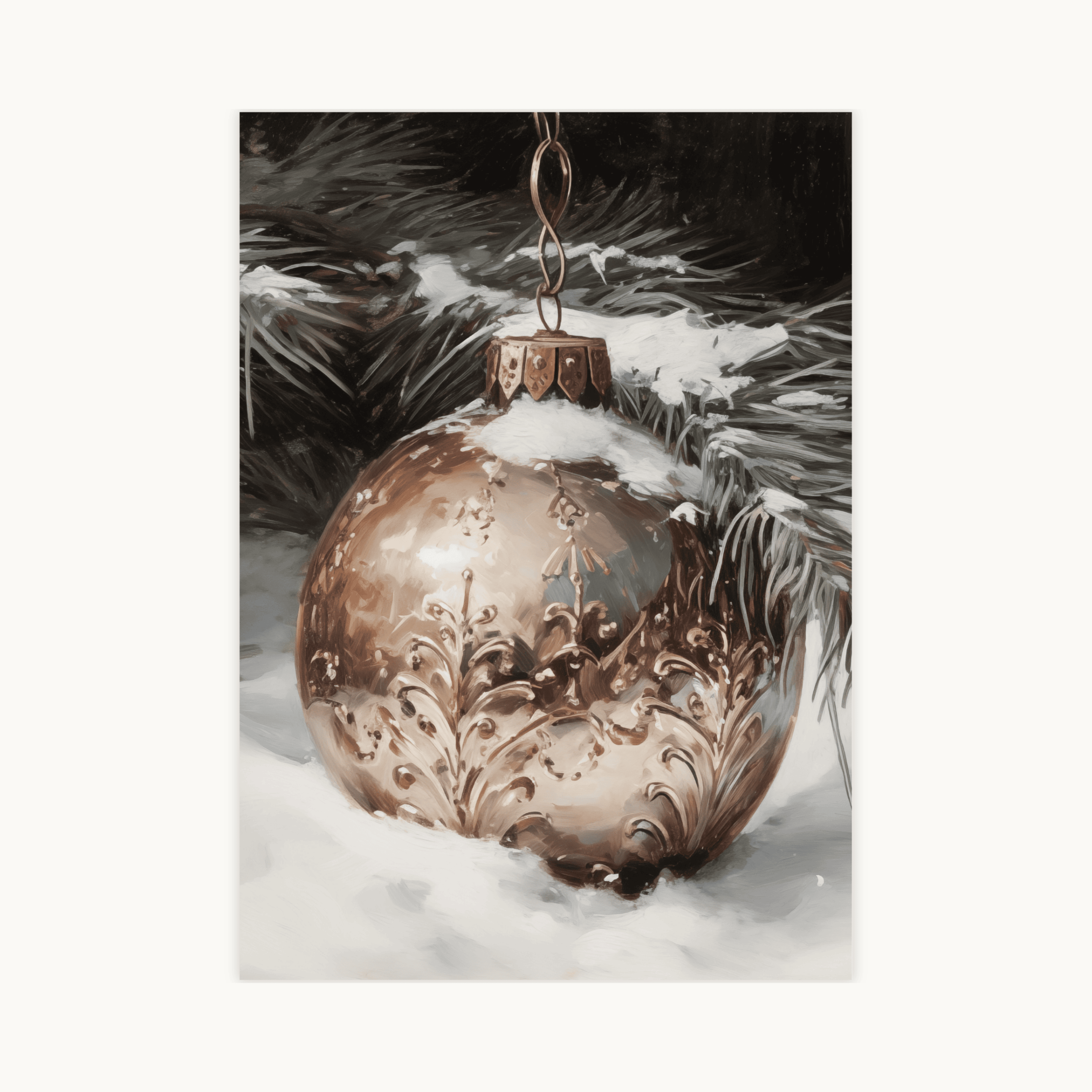 Schilderachtige poster van een grote, gouden/bronskleurige antieke kerstbal met barokke decoraties, liggend in de sneeuw onder een dennentak. Vintage kerstdecoratie.